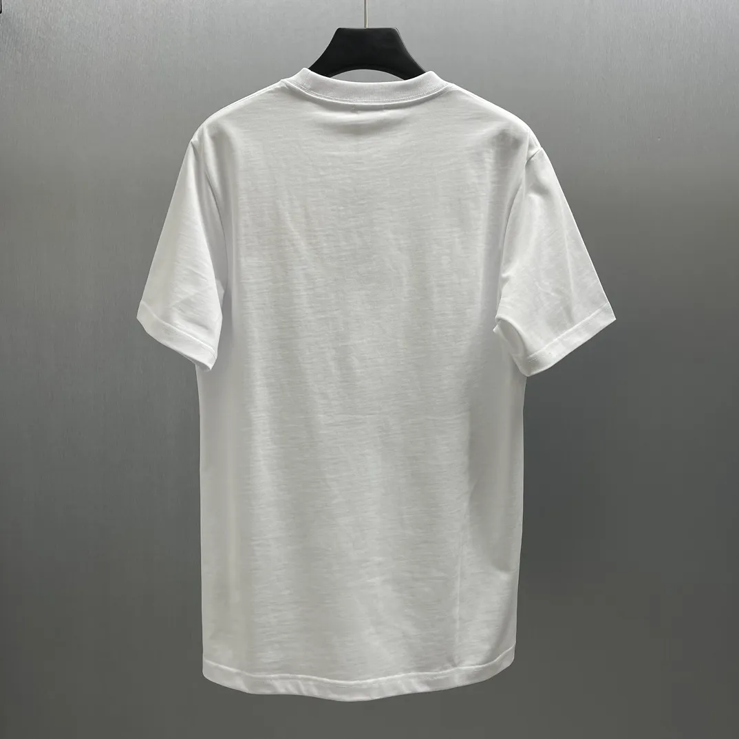 🅿️250 🧧CD pink snake small embroidery T Size: S-XL This T-shirt is from the DIOR AND KAWS limited series. Crafted from white cotton jersey and decorated with DIOR AND KAWS embroidery, the Dior logo is reinterpreted as a colorful snake. Wear it with the limited-edition trousers for a sophisticated look.