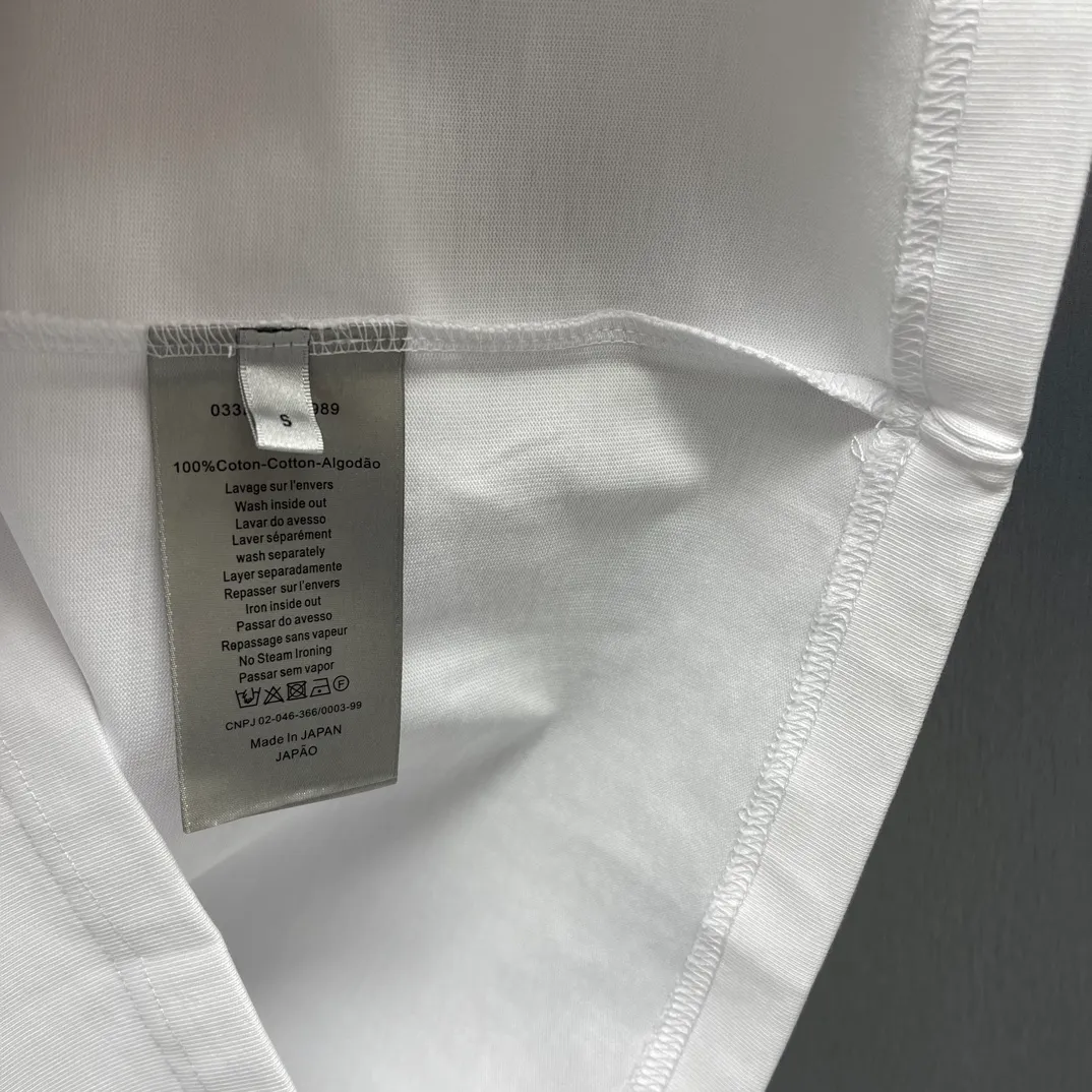 🅿️250 🧧CD pink snake small embroidery T Size: S-XL This T-shirt is from the DIOR AND KAWS limited series. Crafted from white cotton jersey and decorated with DIOR AND KAWS embroidery, the Dior logo is reinterpreted as a colorful snake. Wear it with the limited-edition trousers for a sophisticated look.