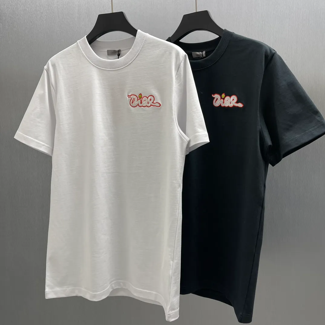 🅿️250 🧧CD pink snake small embroidery T Size: S-XL This T-shirt is from the DIOR AND KAWS limited series. Crafted from white cotton jersey and decorated with DIOR AND KAWS embroidery, the Dior logo is reinterpreted as a colorful snake. Wear it with the limited-edition trousers for a sophisticated look.