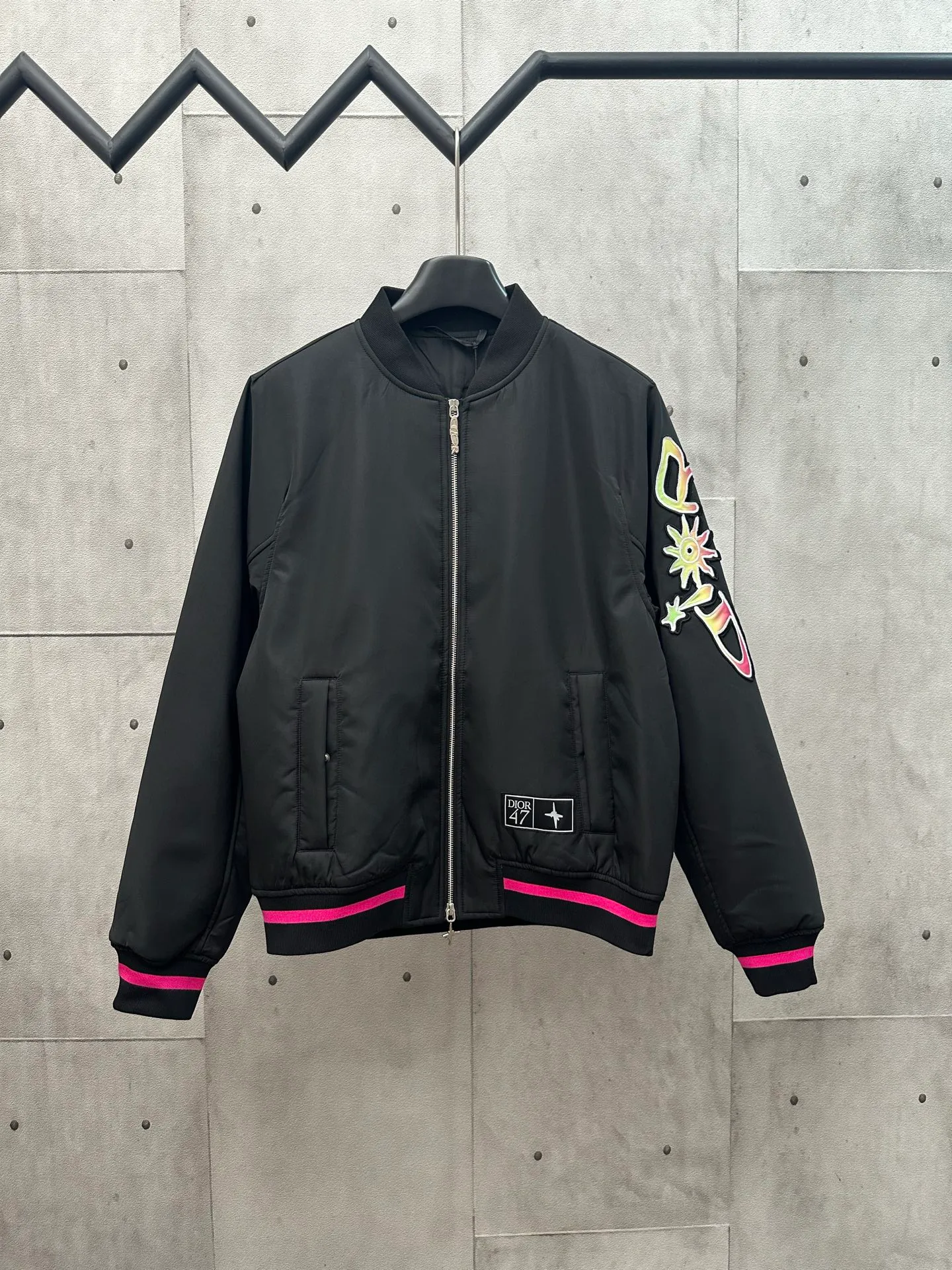 🅿️650 DIOR Lewis Hamilton 25SS co-branded embroidered baseball jacket, black background with pink trim, pink decoration on the cuffs and hem. Dior 47 logo on the chest, colorful lizard embroidery on the sleeves, and 47 number embroidery on the back. The fabric is comfortable and the workmanship is exquisite. Size: S M L XL