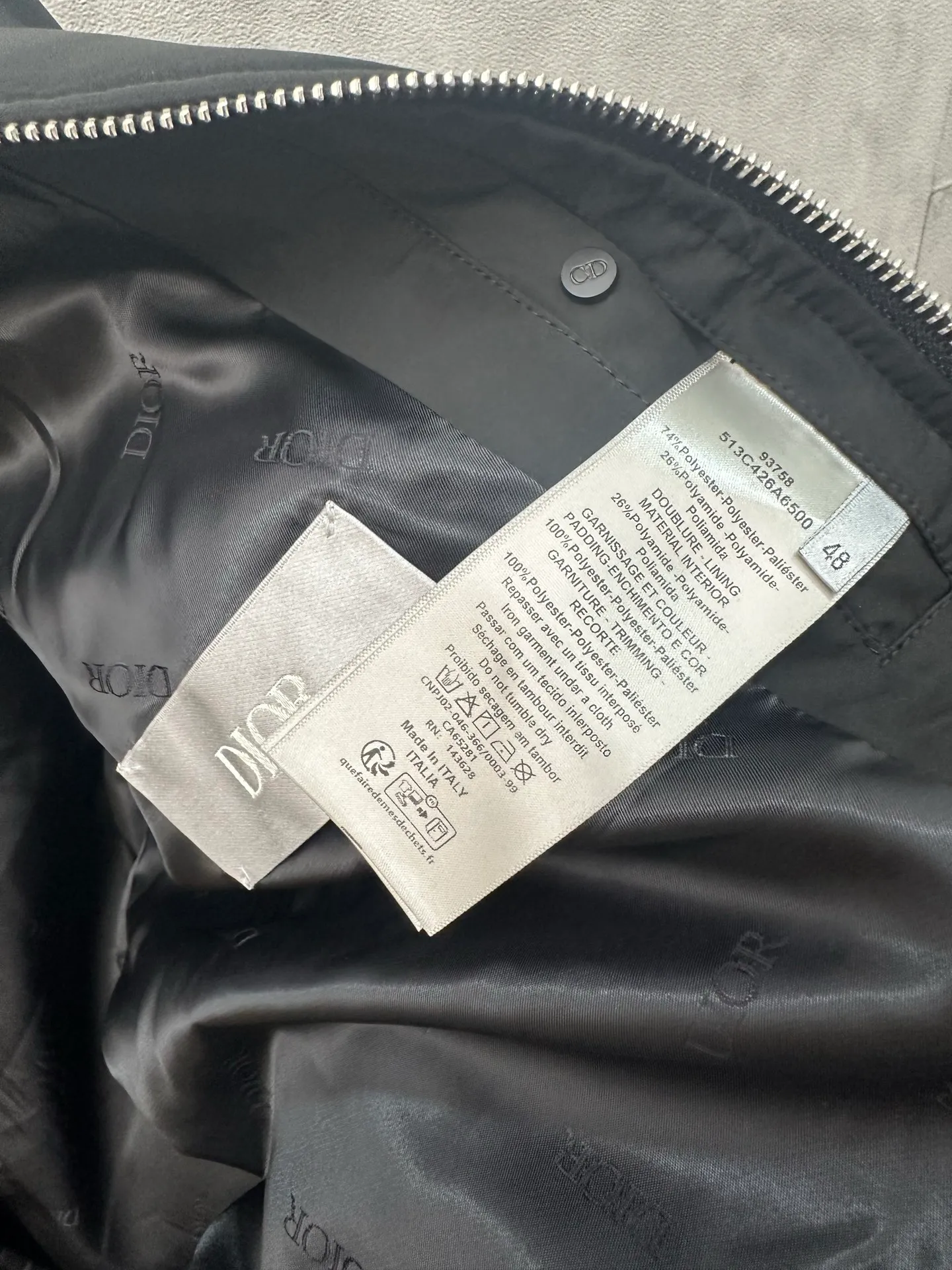 🅿️650 DIOR Lewis Hamilton 25SS co-branded embroidered baseball jacket, black background with pink trim, pink decoration on the cuffs and hem. Dior 47 logo on the chest, colorful lizard embroidery on the sleeves, and 47 number embroidery on the back. The fabric is comfortable and the workmanship is exquisite. Size: S M L XL