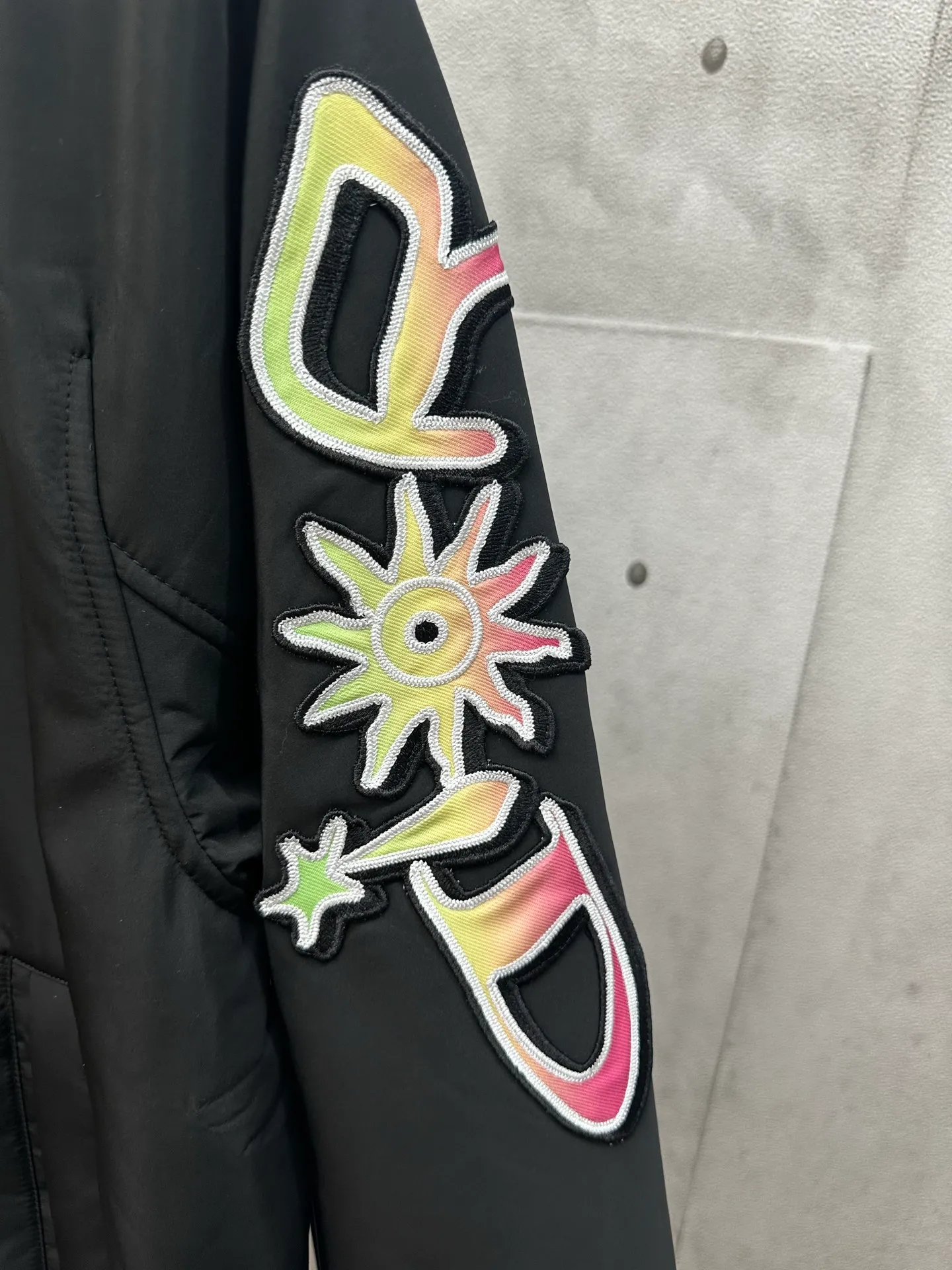 🅿️650 DIOR Lewis Hamilton 25SS co-branded embroidered baseball jacket, black background with pink trim, pink decoration on the cuffs and hem. Dior 47 logo on the chest, colorful lizard embroidery on the sleeves, and 47 number embroidery on the back. The fabric is comfortable and the workmanship is exquisite. Size: S M L XL