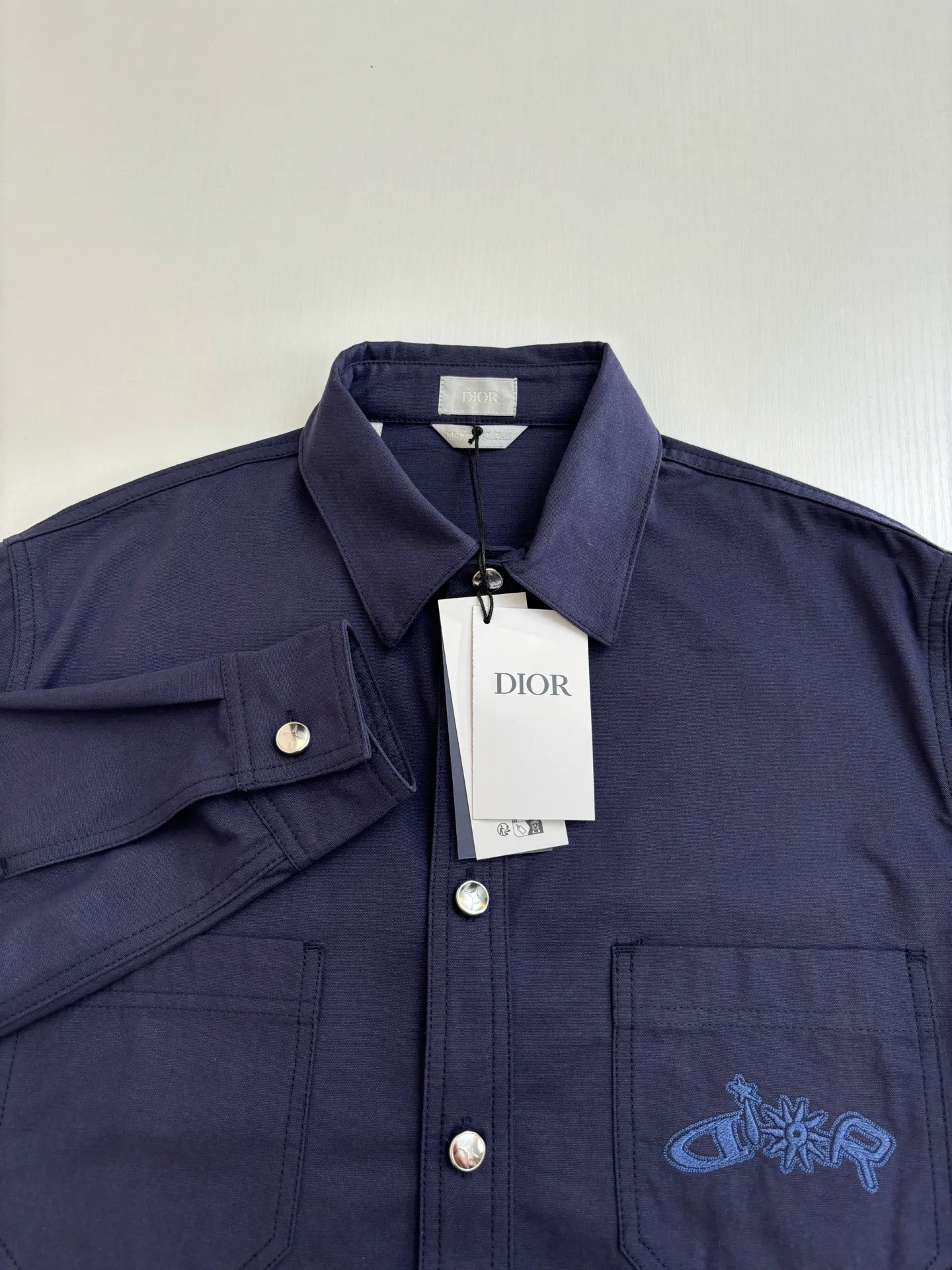🅿️460 DIO*/Dior 25 autumn and winter new LH Hamilton co-branded embroidered shirt is made of custom-made blue cotton fabric, which feels soft and waxy yet sinewy, not comparable to cheap products! It uses a fabric pre-shrinking and setting machine imported from Italy. It does not deform or shrink no matter how many times it is washed, and the color is firmly locked in. The more I look at it, the more I like it! The chest and trouser legs are decorated with embroidery. Every stitch of the Swiss high-precision embroidery machine is stably and accurately embroidered. The lines of the joint pattern are smooth and the same color as the fabric but has a sense of hierarchy! The old letter printed label on the back waist, high temperature and high pressure "welds" the pattern on the fabric, which can be matched with many types of clothing to create a fashionable look. Customized accessories, complete with three standards