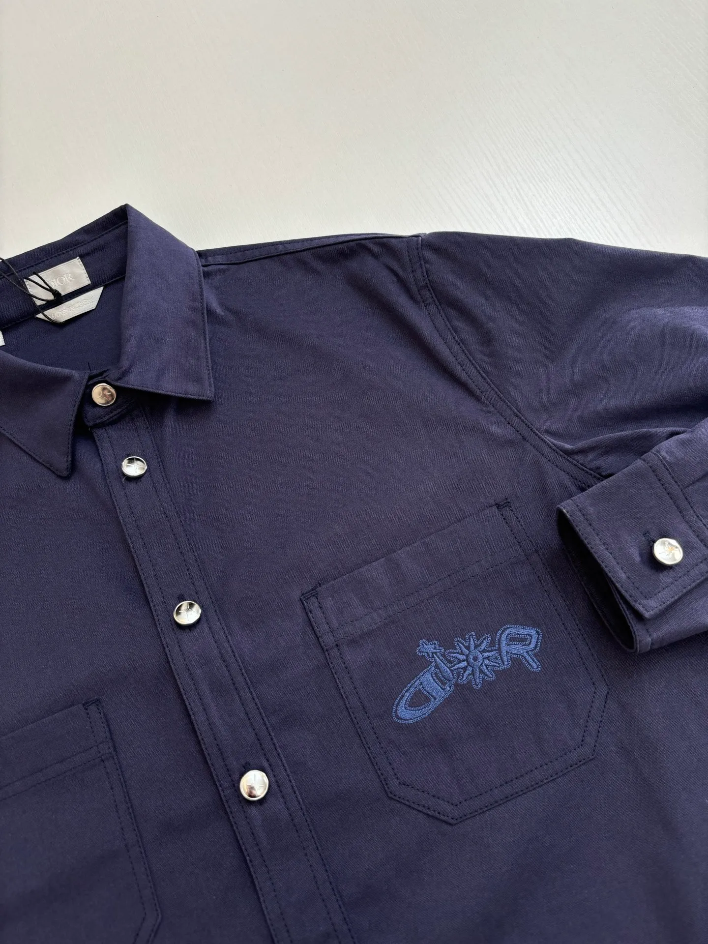 🅿️460 DIO*/Dior 25 autumn and winter new LH Hamilton co-branded embroidered shirt is made of custom-made blue cotton fabric, which feels soft and waxy yet sinewy, not comparable to cheap products! It uses a fabric pre-shrinking and setting machine imported from Italy. It does not deform or shrink no matter how many times it is washed, and the color is firmly locked in. The more I look at it, the more I like it! The chest and trouser legs are decorated with embroidery. Every stitch of the Swiss high-precision embroidery machine is stably and accurately embroidered. The lines of the joint pattern are smooth and the same color as the fabric but has a sense of hierarchy! The old letter printed label on the back waist, high temperature and high pressure "welds" the pattern on the fabric, which can be matched with many types of clothing to create a fashionable look. Customized accessories, complete with three standards
