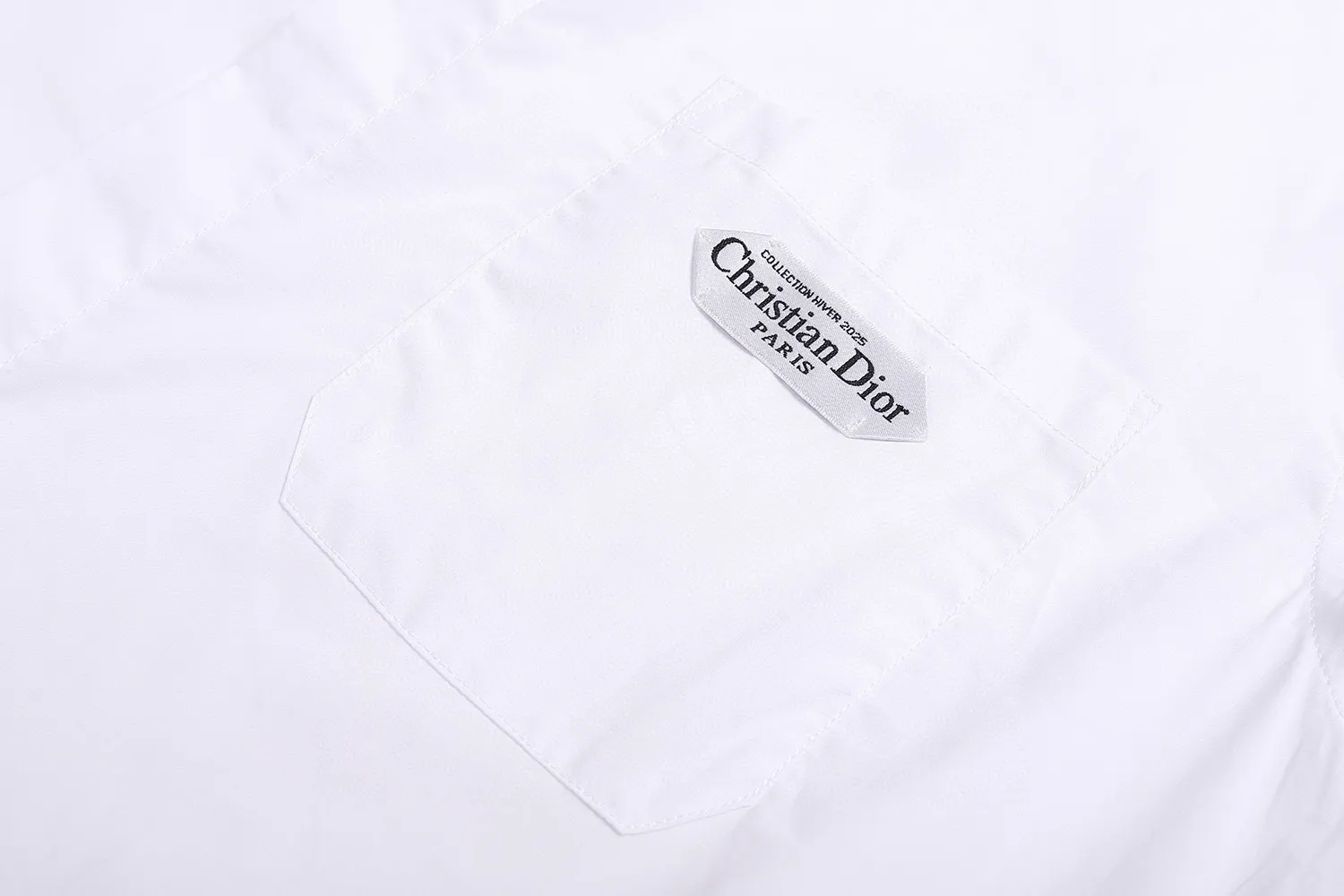 🅿️410 [Exclusive supply] CD 25SS pocket label long-sleeved shirt. Original purchase and development for 7,800. The fabric is made of cotton poplin satin fabric, 75D interlining, artificial overlocking, artificial patching, and customized 1:1 accessories. The overall wiring is straight and delicate, the fabric is comfortable and soft, and the color is consistent without color difference. It can be matched with the same style to create a fashionable look and control various occasions. Customized accessories, complete with three standards, same style for men and women! Size:36-38-40-42