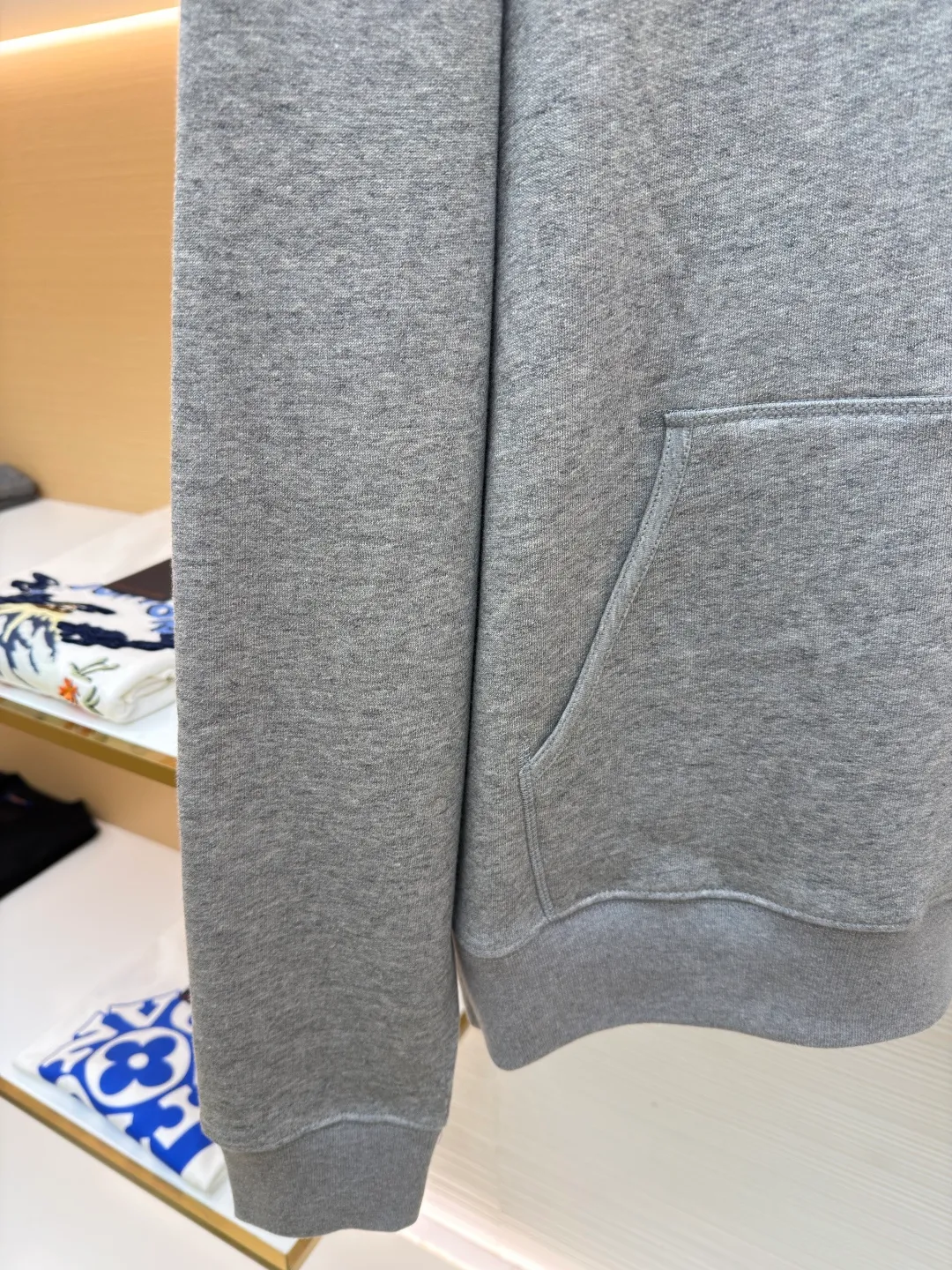 Dior classic logo embroidered hooded sweatshirt ●Item number: 1682332-A75 ●Material: cotton fabric ●Technology: embroidery production ●Color: gray ●Version: fitted version ●Weight: about 645 grams ●Size: XS-S-M-L ●Description: It adopts a fleece fabric structure of 26 counts of double yarn + 10S plush bottom, with a weight of 380g/㎡, and 21 counts of 1x1 ribs with a weight of 470g/㎡. It is used for the cuffs and hem. Its extremely high weight ensures the ultimate thickness, stiffness and deformation resistance of these closing parts, forming a unified and strong outline with the body. The fabric is a heavyweight and high-quality sweatshirt fabric. The 26-count double yarn forms a smooth, delicate and strong outer surface of the fabric, ensuring good color fastness and appearance. The 10S plush base undergoes a precise fleece or brushing process to form a layer of rich, dense and uniform fluff on the inside of the fabric. This makes the sweatshirt have a crisp and skeletal feel on the outside and an extremely soft and warm feel on the inside. White tone twill needle embroidery process. Needle embroidery is a straight line embroidery with stitches closely connected and evenly arranged. It is often used to outline clear and sharp outlines. This stitch is used to embroider a diagonal stripe pattern with a certain angle and width. Use white embroidery thread to follow the preset diagonal trajectory and perform precise embroidery with high-density stitches. On the high-weight fabric base, simple, exquisite and three-dimensional line decoration is created. The contrast between white and fabric color is sharp, and the slightly convex texture brought by the embroidery adds a visual and tactile layer, effectively enhancing the exquisite style of the basic sweatshirt. The overall wiring is straight and delicate, the fabric is comfortable and soft, and the color is consistent without color difference. It can be matched with the same style to create a fashionable look and control various occasions. Customized accessories, complete with three standards, same style for men and women!