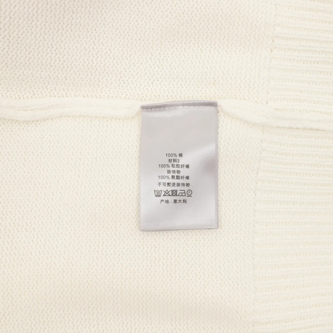 🅿️540 Dior letter embroidered knitted sweater, originally purchased for 13,500 and developed. The fabric is made of 16-count single yarn fabric. This fabric is woven from blended cotton yarn. When paired with a 7-needle machine, the effect is more three-dimensional. The embroidery uses 3D three-dimensional cotton thread embroidery. The embroidery technology is high-density and the number of stitches is sufficient to prevent linting, and the upper body effect is more high-end. This sweater displays the Dior For My Real Friends logo from the DIOR AND HYLTON NEL collaboration. Crafted from blue cotton-blend jersey, it has a regular fit with ribbed details and embroidery on the chest for added style. Size s-l