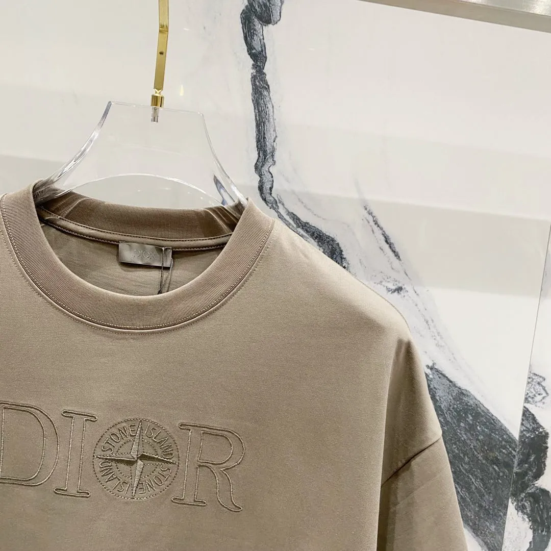🅿️180 DIOR 260g round neck short-sleeved T-shirt, co-branded Stone Island & Dior letter embroidery🪡LOGO official synchronization, high version, high quality, fashionable personality, versatile trend, pure original quality, original fabric, tag, collar label, washed wheat, complete three standards, color: black, apricot, gray. Size: XS-L