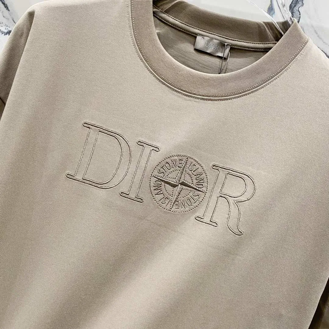 🅿️180 DIOR 260g round neck short-sleeved T-shirt, co-branded Stone Island & Dior letter embroidery🪡LOGO official synchronization, high version, high quality, fashionable personality, versatile trend, pure original quality, original fabric, tag, collar label, washed wheat, complete three standards, color: black, apricot, gray. Size: XS-L