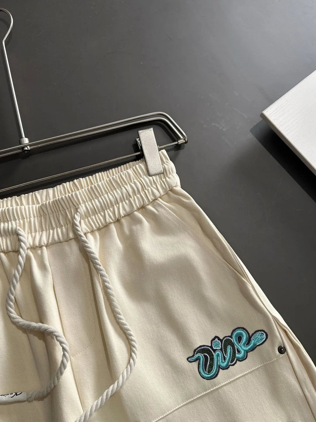 🅿️400 next day shipping Dior 2025 spring and summer new elastic band casual pants, thin counter custom fabrics, high breathability and comfort, impeccable details, brand element design concept, reflecting high quality. It feels delicate and soft! It presents a casual cut and the upper body shape is great! Size: M-3XL
