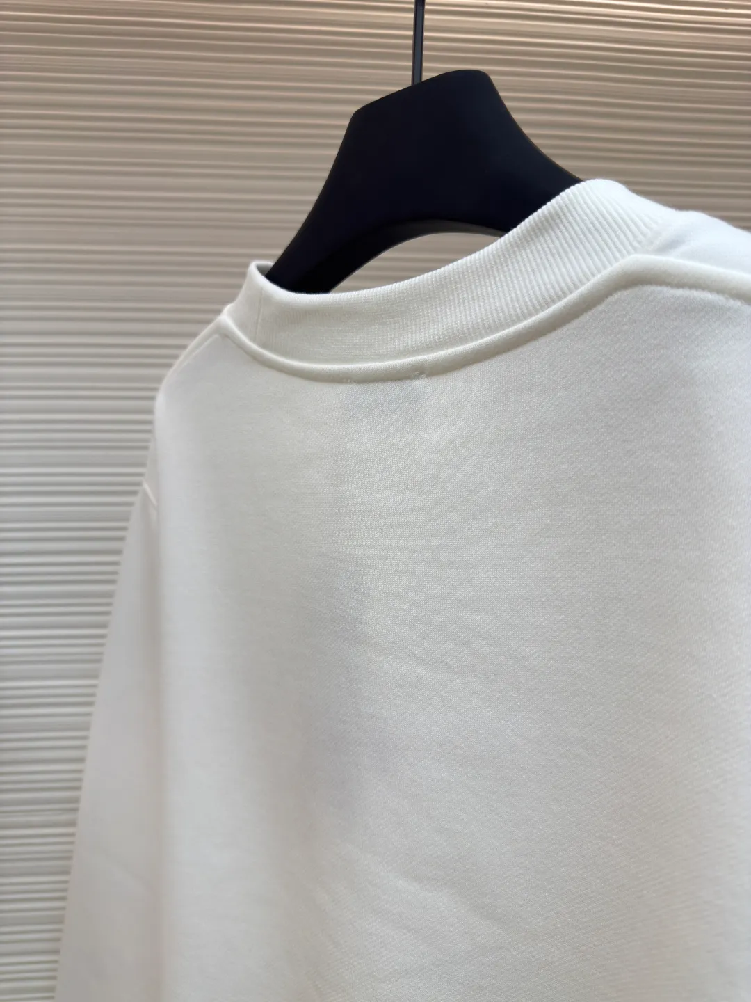 DIOR logo embroidered long-sleeved sweatshirt ●Authentic product: 6400 purchased and developed ●Item number: 1680339-A65 ●Fabric: pure cotton fabric ●Technology: embroidery production ●Version: loose fit ●Weight: about 535 grams ●Size: S-M-L-XL ●Description: Made of customized cotton fabric, with classic high-density logo embroidery on the chest and velvet design on the inside. It can be matched with bottoms of the same season to create a fashionable look. It can be worn inside or outside to suit various occasions. Customized accessories, complete with three labels, same style for men and women!
