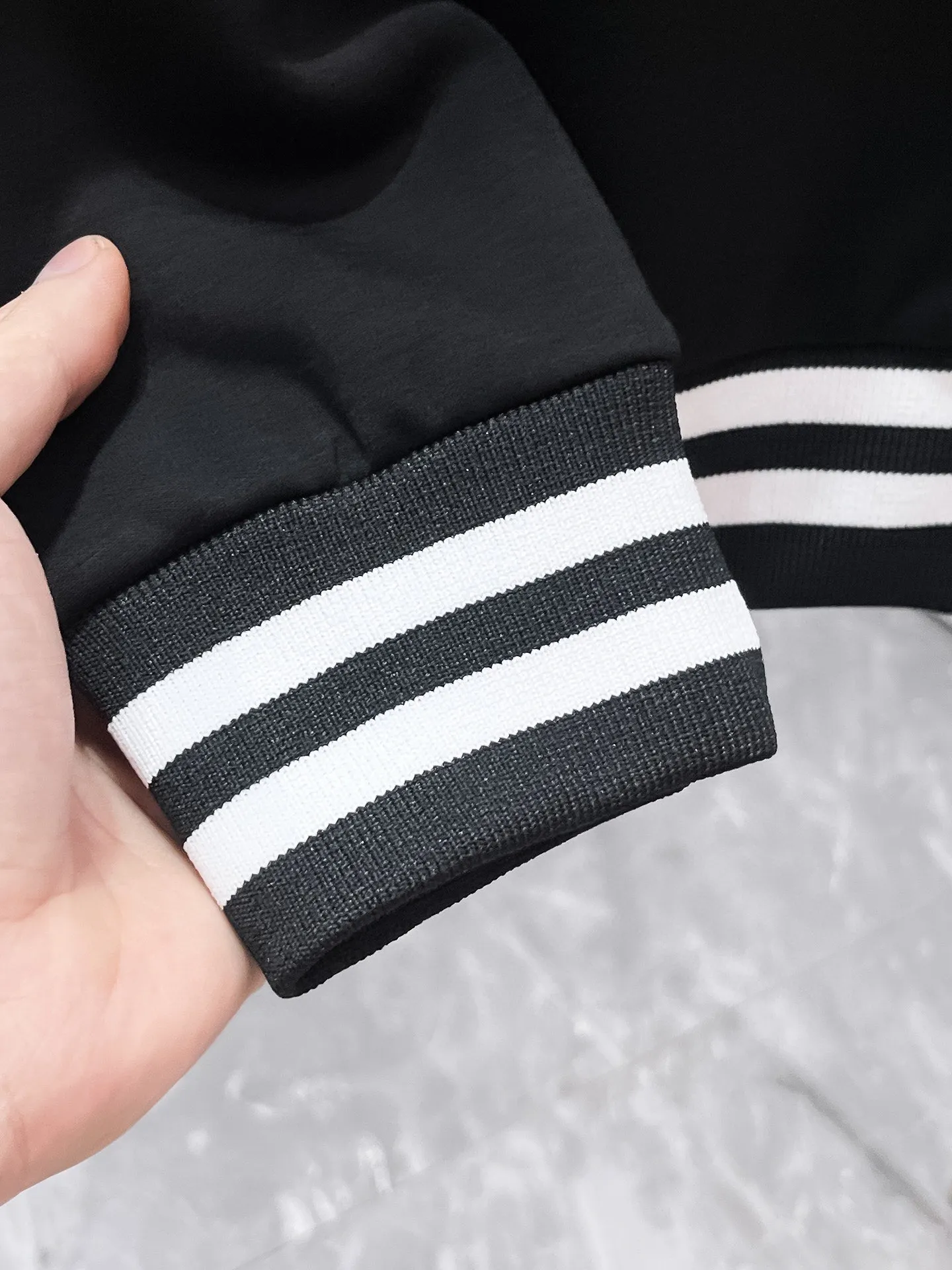 🅿️540 [DIOR Dior] hot-selling suit is coming. Focus on the original version of the official website. 2025 new hot-selling round neck sweatshirt suit. The original order is the best 🇭🇰. It is the meticulous work of top designers for a fitting and perfect upper body effect. All-natural high-quality Tencel Roman cotton 100%, close-fitting comfort, noble and elegant! Original hardware embodies elegance and nobility! Counter size: M-3XL (maximum wear up to 190 pounds)