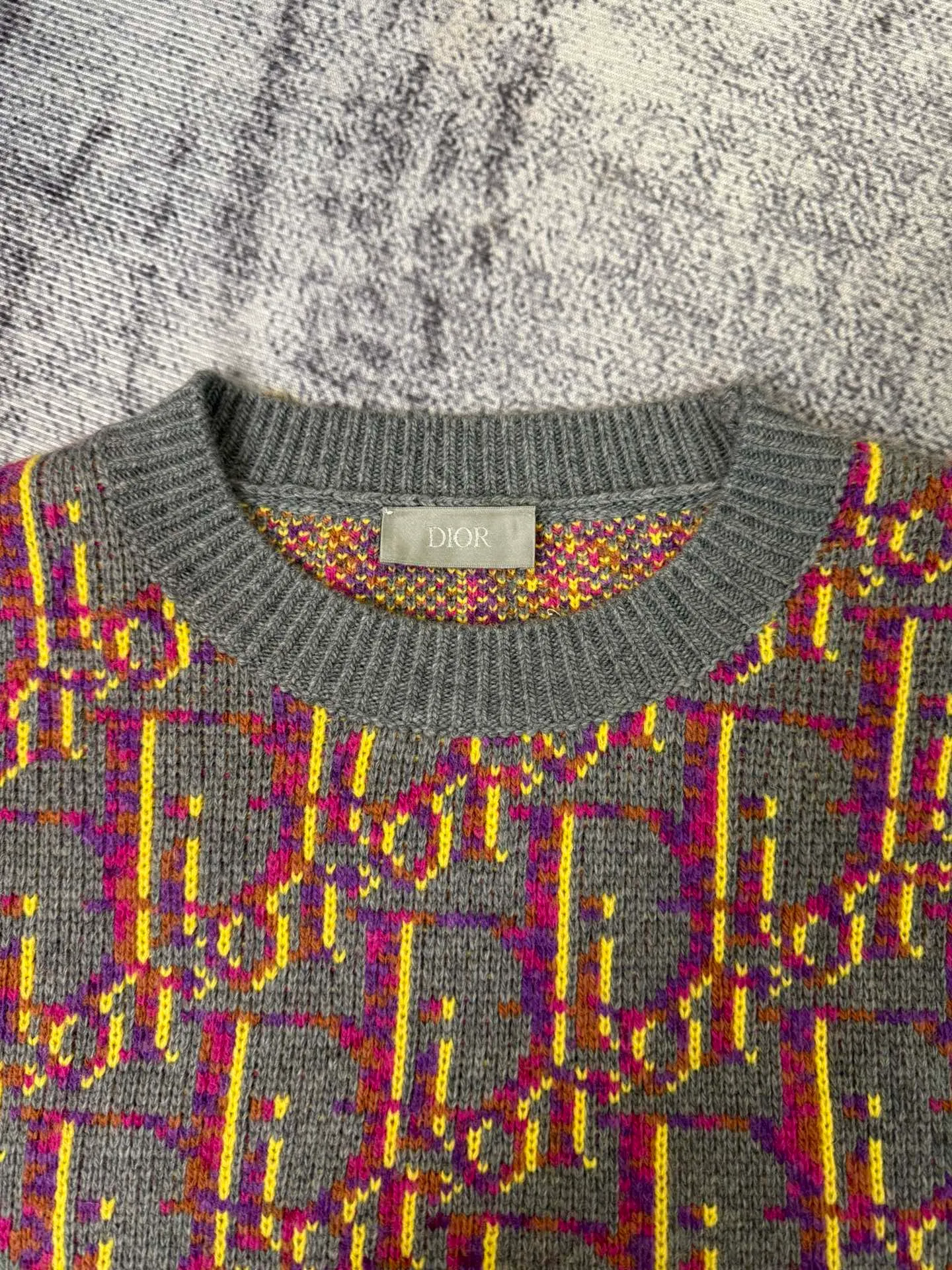 🅿️350 DIOR Dior jacquard knitted sweater 100% sheep wool (custom dyed color) This sweater reinterprets the classic Oblique print. Crafted from gray and pink sheepskin jacquard in a relaxed silhouette, it features a ribbed crew neck, hem and cuffs. The elegant style adds a bold accent to any look. Same style for men and women, highly recommended! ⚠️Washing method: It is recommended to dry clean or machine wash separately in cold water on the reverse side quickly ⚠️Worry-free after-sales - top service, efficiency, quality! ⚠️For the correct price, please add customer service WeChat consultation📲 Size: S/M/L/XL