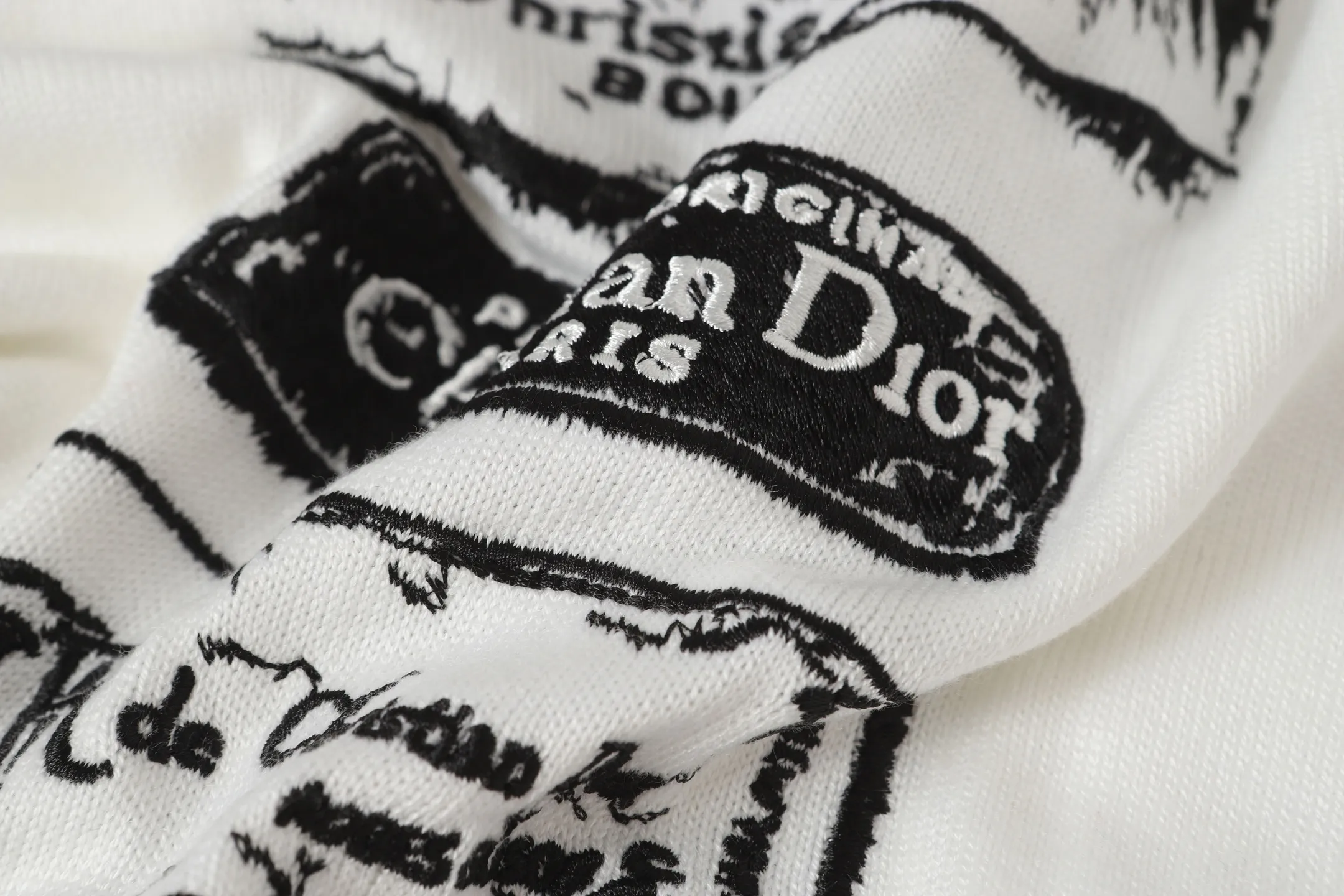 🅿️340 CD Archives Logo Embroidered Crew Neck Sweater The Archives Labels logo is reinterpreted with an embroidered version of the brand label. Made of white wool jersey with ribbed crew neck, cuffs and hem. It is characterized by timeless charm and is perfect for adding a touch of elegance to spring looks. Dior Archives Labels embroidered at chest. Ribbed crew neck, cuffs and hem. Size:S M L