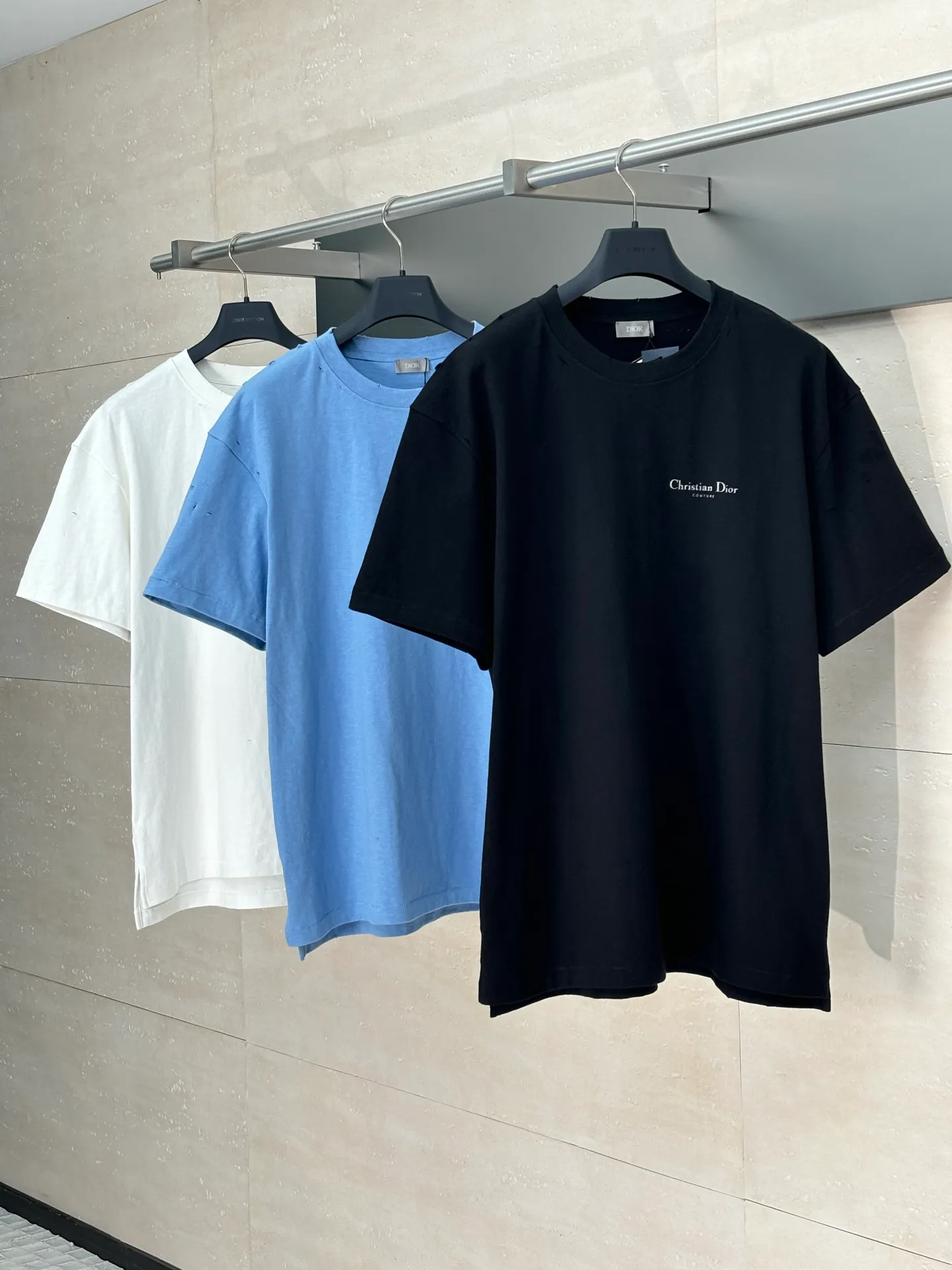 🅿️320 Dio*/Dior classic slogan letter printed hole washed short sleeves The fabric is made of 10s pure cotton slub plain fabric with a weight of 310g. This fabric is used as the collar, and the round collar is manually positioned on a flat machine. The front and back panels are printed with hand-made platen silk screen glue, and the film is engraved with laser dots to create a hollowed-out effect of missing letters. The clothes are designed with bifurcated sides, and the hems of the front and rear panels are cut with a special machine to pick the legs. There are lines on the surface to create a hollow effect. The entire garment is manually positioned and cut with holes, and the garment is fermented and washed to create a nostalgic effect. Size：S/M/L/XL