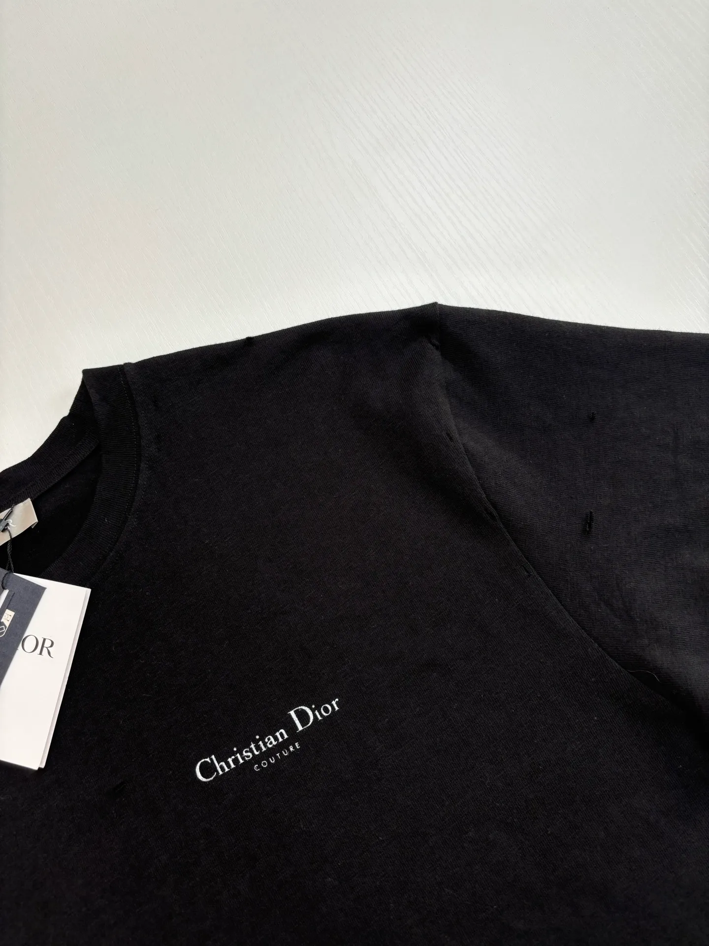 🅿️320 Dio*/Dior classic slogan letter printed hole washed short sleeves The fabric is made of 10s pure cotton slub plain fabric with a weight of 310g. This fabric is used as the collar, and the round collar is manually positioned on a flat machine. The front and back panels are printed with hand-made platen silk screen glue, and the film is engraved with laser dots to create a hollowed-out effect of missing letters. The clothes are designed with bifurcated sides, and the hems of the front and rear panels are cut with a special machine to pick the legs. There are lines on the surface to create a hollow effect. The entire garment is manually positioned and cut with holes, and the garment is fermented and washed to create a nostalgic effect. Size：S/M/L/XL