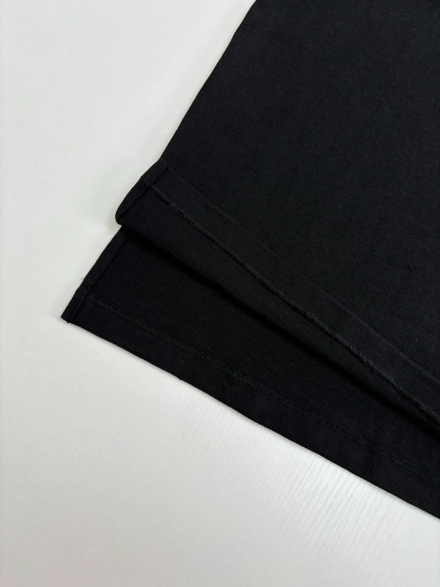 🅿️320 Dio*/Dior classic slogan letter printed hole washed short sleeves The fabric is made of 10s pure cotton slub plain fabric with a weight of 310g. This fabric is used as the collar, and the round collar is manually positioned on a flat machine. The front and back panels are printed with hand-made platen silk screen glue, and the film is engraved with laser dots to create a hollowed-out effect of missing letters. The clothes are designed with bifurcated sides, and the hems of the front and rear panels are cut with a special machine to pick the legs. There are lines on the surface to create a hollow effect. The entire garment is manually positioned and cut with holes, and the garment is fermented and washed to create a nostalgic effect. Size：S/M/L/XL