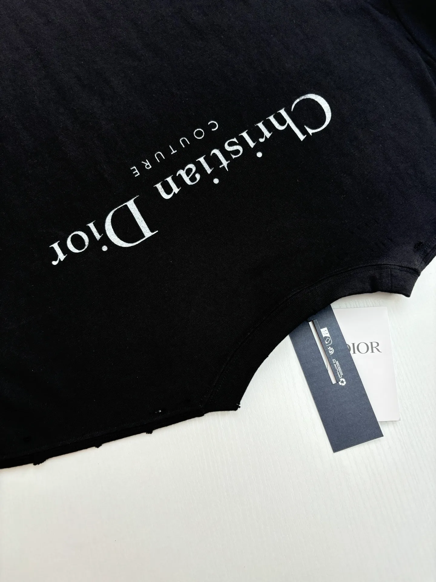 🅿️320 Dio*/Dior classic slogan letter printed hole washed short sleeves The fabric is made of 10s pure cotton slub plain fabric with a weight of 310g. This fabric is used as the collar, and the round collar is manually positioned on a flat machine. The front and back panels are printed with hand-made platen silk screen glue, and the film is engraved with laser dots to create a hollowed-out effect of missing letters. The clothes are designed with bifurcated sides, and the hems of the front and rear panels are cut with a special machine to pick the legs. There are lines on the surface to create a hollow effect. The entire garment is manually positioned and cut with holes, and the garment is fermented and washed to create a nostalgic effect. Size：S/M/L/XL