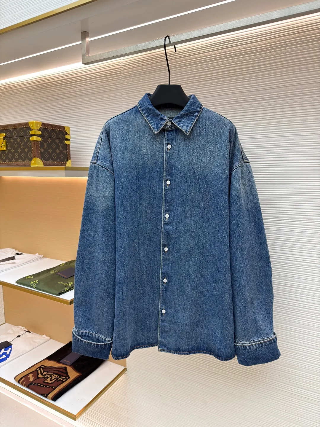 Prada lapel loose long-sleeved denim jacket ●Original version: Purchased and developed by 11100 ●Item number: 1680933-B05 ●Material: denim fabric ●Technology: washed production ●Version: loose fit ●Weight: about 985 grams ●Size: S-M-L-XL ●Description: The fabric is made of 100% pure cotton custom-dyed twill 10*10 denim fabric. It has been treated with fine artificial twill and garment washing and fading processes to show a natural distressed effect. The jacket has a fitted fit and an unlined construction for comfort. Round neckline and long sleeves with button closures. The front is opened and closed with a single row of buttons, equipped with a customized triangular steel label and four-button buckle, and the details highlight the brand texture. Contrasting color topstitching and patch pocket design add a sense of hierarchy, and the pocket is equipped with a button flap. The overall design is loosely cut and processed with a special washing process. The fabric is soft and rich in texture. The customized leather label and trademark are perfectly original details, and the collarless design is more casual and fashionable. The overall wiring is straight and delicate, the fabric is comfortable and soft, and the color is consistent without color difference. It can be matched with the same style to create a fashionable look and control various occasions. Customized accessories, complete with three standards, same style for men and women!