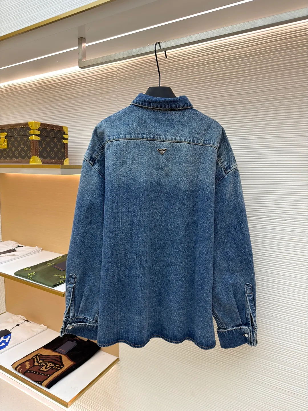 Prada lapel loose long-sleeved denim jacket ●Original version: Purchased and developed by 11100 ●Item number: 1680933-B05 ●Material: denim fabric ●Technology: washed production ●Version: loose fit ●Weight: about 985 grams ●Size: S-M-L-XL ●Description: The fabric is made of 100% pure cotton custom-dyed twill 10*10 denim fabric. It has been treated with fine artificial twill and garment washing and fading processes to show a natural distressed effect. The jacket has a fitted fit and an unlined construction for comfort. Round neckline and long sleeves with button closures. The front is opened and closed with a single row of buttons, equipped with a customized triangular steel label and four-button buckle, and the details highlight the brand texture. Contrasting color topstitching and patch pocket design add a sense of hierarchy, and the pocket is equipped with a button flap. The overall design is loosely cut and processed with a special washing process. The fabric is soft and rich in texture. The customized leather label and trademark are perfectly original details, and the collarless design is more casual and fashionable. The overall wiring is straight and delicate, the fabric is comfortable and soft, and the color is consistent without color difference. It can be matched with the same style to create a fashionable look and control various occasions. Customized accessories, complete with three standards, same style for men and women!
