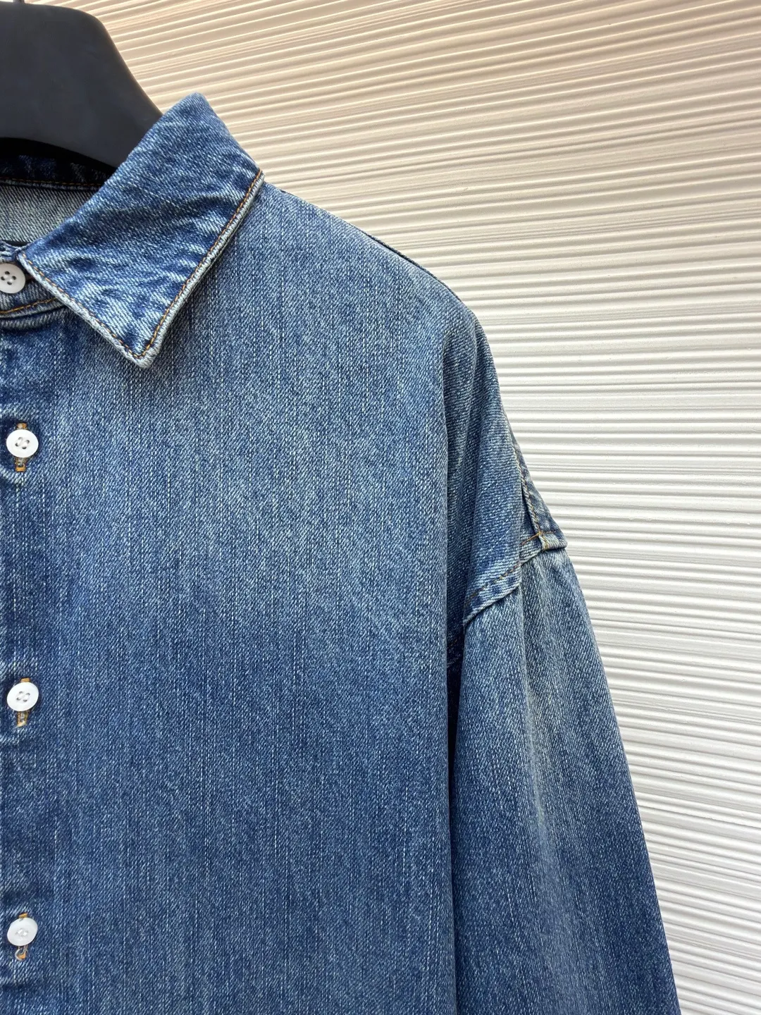 Prada lapel loose long-sleeved denim jacket ●Original version: Purchased and developed by 11100 ●Item number: 1680933-B05 ●Material: denim fabric ●Technology: washed production ●Version: loose fit ●Weight: about 985 grams ●Size: S-M-L-XL ●Description: The fabric is made of 100% pure cotton custom-dyed twill 10*10 denim fabric. It has been treated with fine artificial twill and garment washing and fading processes to show a natural distressed effect. The jacket has a fitted fit and an unlined construction for comfort. Round neckline and long sleeves with button closures. The front is opened and closed with a single row of buttons, equipped with a customized triangular steel label and four-button buckle, and the details highlight the brand texture. Contrasting color topstitching and patch pocket design add a sense of hierarchy, and the pocket is equipped with a button flap. The overall design is loosely cut and processed with a special washing process. The fabric is soft and rich in texture. The customized leather label and trademark are perfectly original details, and the collarless design is more casual and fashionable. The overall wiring is straight and delicate, the fabric is comfortable and soft, and the color is consistent without color difference. It can be matched with the same style to create a fashionable look and control various occasions. Customized accessories, complete with three standards, same style for men and women!