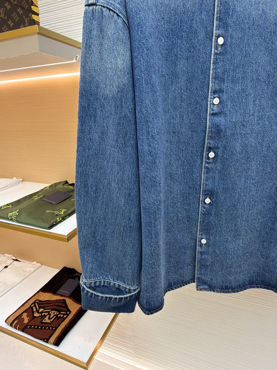 Prada lapel loose long-sleeved denim jacket ●Original version: Purchased and developed by 11100 ●Item number: 1680933-B05 ●Material: denim fabric ●Technology: washed production ●Version: loose fit ●Weight: about 985 grams ●Size: S-M-L-XL ●Description: The fabric is made of 100% pure cotton custom-dyed twill 10*10 denim fabric. It has been treated with fine artificial twill and garment washing and fading processes to show a natural distressed effect. The jacket has a fitted fit and an unlined construction for comfort. Round neckline and long sleeves with button closures. The front is opened and closed with a single row of buttons, equipped with a customized triangular steel label and four-button buckle, and the details highlight the brand texture. Contrasting color topstitching and patch pocket design add a sense of hierarchy, and the pocket is equipped with a button flap. The overall design is loosely cut and processed with a special washing process. The fabric is soft and rich in texture. The customized leather label and trademark are perfectly original details, and the collarless design is more casual and fashionable. The overall wiring is straight and delicate, the fabric is comfortable and soft, and the color is consistent without color difference. It can be matched with the same style to create a fashionable look and control various occasions. Customized accessories, complete with three standards, same style for men and women!