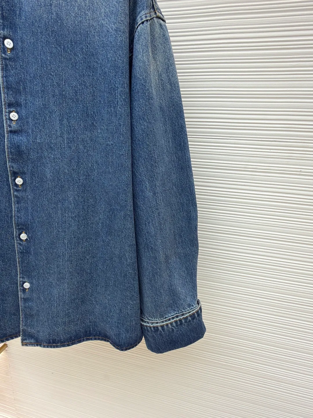 Prada lapel loose long-sleeved denim jacket ●Original version: Purchased and developed by 11100 ●Item number: 1680933-B05 ●Material: denim fabric ●Technology: washed production ●Version: loose fit ●Weight: about 985 grams ●Size: S-M-L-XL ●Description: The fabric is made of 100% pure cotton custom-dyed twill 10*10 denim fabric. It has been treated with fine artificial twill and garment washing and fading processes to show a natural distressed effect. The jacket has a fitted fit and an unlined construction for comfort. Round neckline and long sleeves with button closures. The front is opened and closed with a single row of buttons, equipped with a customized triangular steel label and four-button buckle, and the details highlight the brand texture. Contrasting color topstitching and patch pocket design add a sense of hierarchy, and the pocket is equipped with a button flap. The overall design is loosely cut and processed with a special washing process. The fabric is soft and rich in texture. The customized leather label and trademark are perfectly original details, and the collarless design is more casual and fashionable. The overall wiring is straight and delicate, the fabric is comfortable and soft, and the color is consistent without color difference. It can be matched with the same style to create a fashionable look and control various occasions. Customized accessories, complete with three standards, same style for men and women!