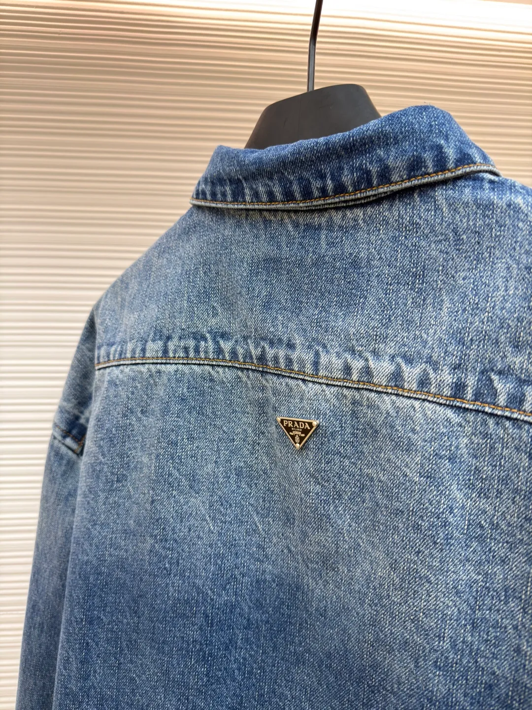 Prada lapel loose long-sleeved denim jacket ●Original version: Purchased and developed by 11100 ●Item number: 1680933-B05 ●Material: denim fabric ●Technology: washed production ●Version: loose fit ●Weight: about 985 grams ●Size: S-M-L-XL ●Description: The fabric is made of 100% pure cotton custom-dyed twill 10*10 denim fabric. It has been treated with fine artificial twill and garment washing and fading processes to show a natural distressed effect. The jacket has a fitted fit and an unlined construction for comfort. Round neckline and long sleeves with button closures. The front is opened and closed with a single row of buttons, equipped with a customized triangular steel label and four-button buckle, and the details highlight the brand texture. Contrasting color topstitching and patch pocket design add a sense of hierarchy, and the pocket is equipped with a button flap. The overall design is loosely cut and processed with a special washing process. The fabric is soft and rich in texture. The customized leather label and trademark are perfectly original details, and the collarless design is more casual and fashionable. The overall wiring is straight and delicate, the fabric is comfortable and soft, and the color is consistent without color difference. It can be matched with the same style to create a fashionable look and control various occasions. Customized accessories, complete with three standards, same style for men and women!