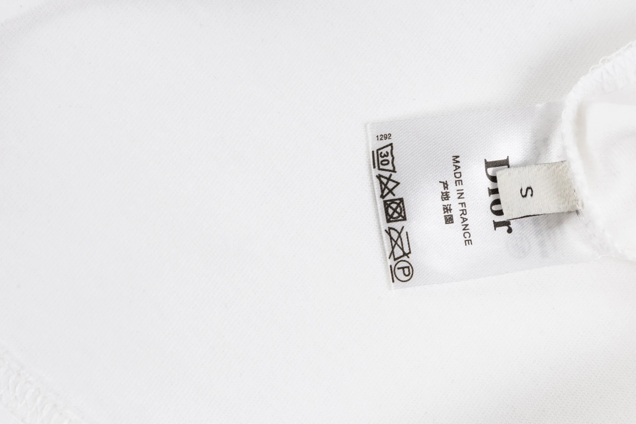 🅿️180 Style No. #Z104 Dior signature letter embroidered round neck short-sleeved DIOR official website consistent style Fabric: 32-count double yarn 280g pure cotton fabric Weaving and dyeing threads of the same color in the same cylinder The same color Process: imported machine thousands of needles full and flat embroidery Supporting: complete three-label cardboard oil paper code sticker packaging High temperature pre-shrinking process before production will not shrink and deformation Imported machine professional plate production os version Can wear up to 200 pounds. The size is measured manually. The error of 2-3cm is normal. Color: black white size: s m l xl
