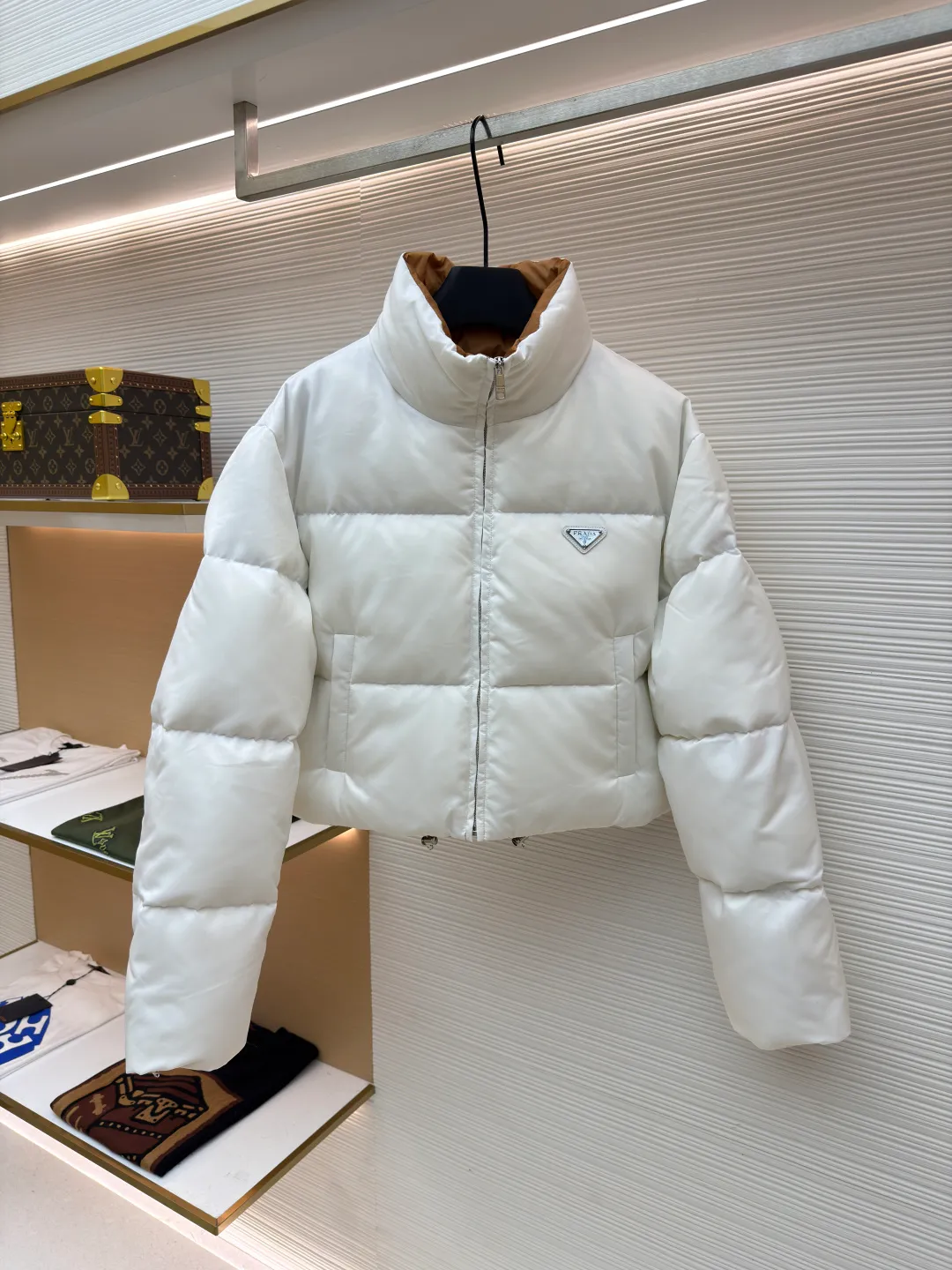 Prada High Waist Stand Collar Down Jacket [Women's Clothing] ●Original version: Purchased and developed by 8302 ●Item number: 1681029-D50 ●Fabric: Cashmere fabric ●Technology: Precision double-needle quilting ●Version: Fitted version ●Weight: about 710 grams ●Size: 36-38-40 ●Description: The brand's iconic regenerated nylon fabric is selected, which has the same performance as traditional nylon and has high strength, tear resistance, wear resistance and other characteristics. It is lightweight and waterproof, suitable for various scenarios. Anti-wrinkle, quick-drying and easy to maintain on a daily basis. The lining is made of 100% polyamide. Polyamide fiber is known for its extremely high strength and excellent skin-friendly feel. It feels silky smooth and avoids the friction and discomfort that may occur when wearing heavy underwear. It works together with the outer layer of nylon to create a breathable, temperature-locking, and extremely comfortable microclimate environment, allowing warmth and care to be online at all times without feeling stuffy or restrictive. It uses 90 white duck down with a weight of 280g to ensure excellent thermal insulation performance. After strict screening and treatment, the down is not easy to drill down, ensuring durability and warmth. The core is to use advanced down filling technology to evenly fill each independent vertical lining square with precious 90% high-quality white duck down. This process effectively prevents the accumulation or sinking of velvet during wearing, ensuring all-round warmth from the front, back, left, and right without any dead ends. At the same time, the silhouette of the garment is always full and crisp, avoiding bloat. All stitches adopt the precision double-needle quilting process that is highly recommended in the industry. The stitches are fine and even, like rigorous defense lines. It is not only strong and beautiful, but also greatly eliminates the trouble of velvet coming out of the stitches, ensuring the product's long-lasting warmth retention performance. The overall wiring is straight and delicate, the fabric is comfortable and soft, and the color is consistent without color difference. It can be matched with the same style to create a fashionable look and control various occasions. Customized accessories, complete with three standards, same style for men and women!