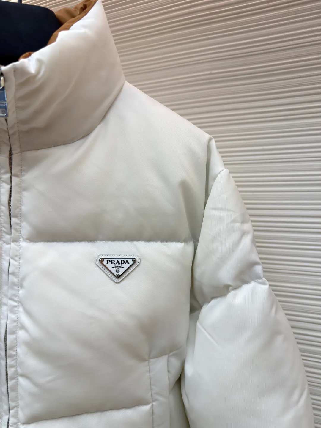 Prada High Waist Stand Collar Down Jacket [Women's Clothing] ●Original version: Purchased and developed by 8302 ●Item number: 1681029-D50 ●Fabric: Cashmere fabric ●Technology: Precision double-needle quilting ●Version: Fitted version ●Weight: about 710 grams ●Size: 36-38-40 ●Description: The brand's iconic regenerated nylon fabric is selected, which has the same performance as traditional nylon and has high strength, tear resistance, wear resistance and other characteristics. It is lightweight and waterproof, suitable for various scenarios. Anti-wrinkle, quick-drying and easy to maintain on a daily basis. The lining is made of 100% polyamide. Polyamide fiber is known for its extremely high strength and excellent skin-friendly feel. It feels silky smooth and avoids the friction and discomfort that may occur when wearing heavy underwear. It works together with the outer layer of nylon to create a breathable, temperature-locking, and extremely comfortable microclimate environment, allowing warmth and care to be online at all times without feeling stuffy or restrictive. It uses 90 white duck down with a weight of 280g to ensure excellent thermal insulation performance. After strict screening and treatment, the down is not easy to drill down, ensuring durability and warmth. The core is to use advanced down filling technology to evenly fill each independent vertical lining square with precious 90% high-quality white duck down. This process effectively prevents the accumulation or sinking of velvet during wearing, ensuring all-round warmth from the front, back, left, and right without any dead ends. At the same time, the silhouette of the garment is always full and crisp, avoiding bloat. All stitches adopt the precision double-needle quilting process that is highly recommended in the industry. The stitches are fine and even, like rigorous defense lines. It is not only strong and beautiful, but also greatly eliminates the trouble of velvet coming out of the stitches, ensuring the product's long-lasting warmth retention performance. The overall wiring is straight and delicate, the fabric is comfortable and soft, and the color is consistent without color difference. It can be matched with the same style to create a fashionable look and control various occasions. Customized accessories, complete with three standards, same style for men and women!