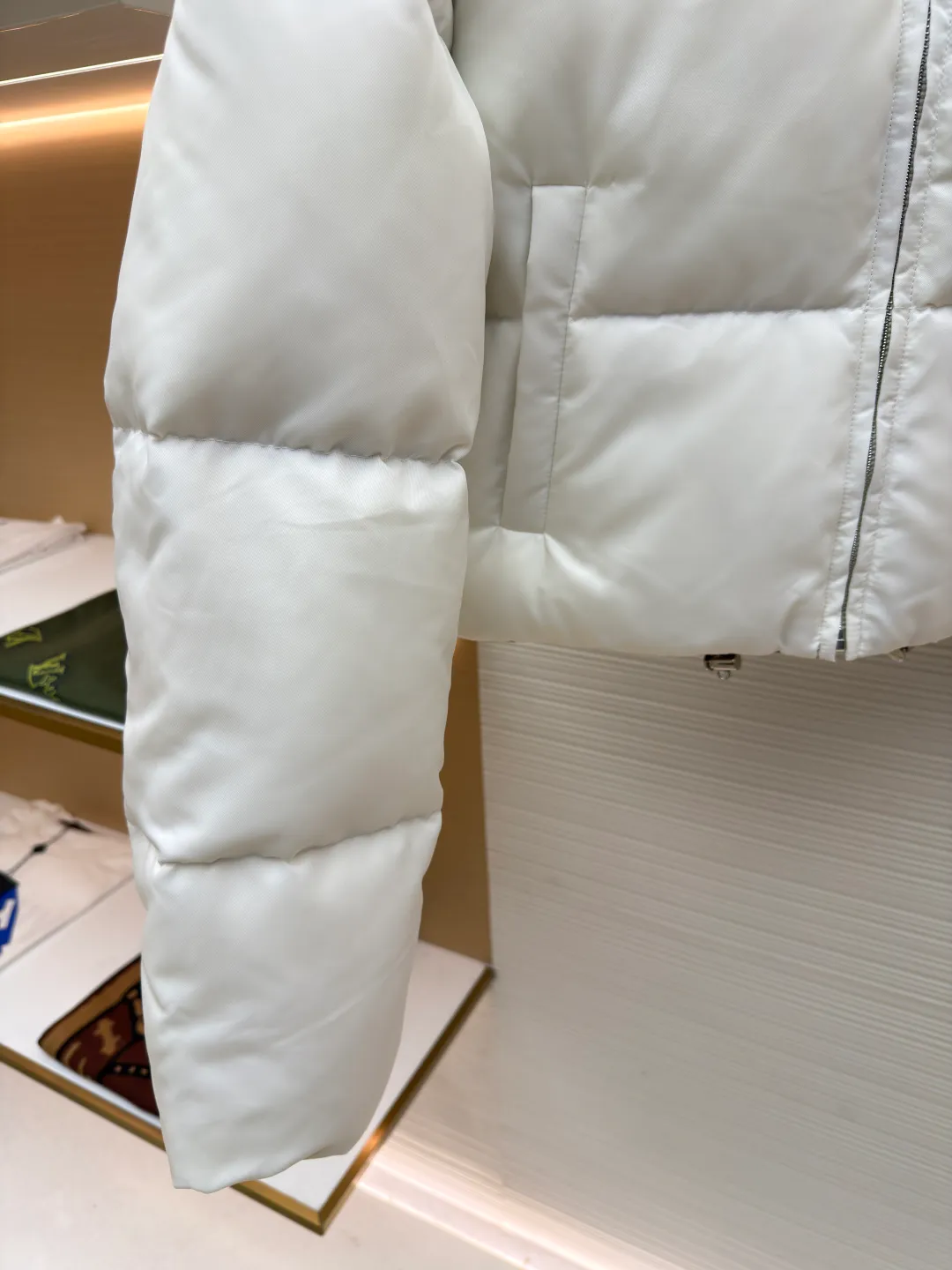 Prada High Waist Stand Collar Down Jacket [Women's Clothing] ●Original version: Purchased and developed by 8302 ●Item number: 1681029-D50 ●Fabric: Cashmere fabric ●Technology: Precision double-needle quilting ●Version: Fitted version ●Weight: about 710 grams ●Size: 36-38-40 ●Description: The brand's iconic regenerated nylon fabric is selected, which has the same performance as traditional nylon and has high strength, tear resistance, wear resistance and other characteristics. It is lightweight and waterproof, suitable for various scenarios. Anti-wrinkle, quick-drying and easy to maintain on a daily basis. The lining is made of 100% polyamide. Polyamide fiber is known for its extremely high strength and excellent skin-friendly feel. It feels silky smooth and avoids the friction and discomfort that may occur when wearing heavy underwear. It works together with the outer layer of nylon to create a breathable, temperature-locking, and extremely comfortable microclimate environment, allowing warmth and care to be online at all times without feeling stuffy or restrictive. It uses 90 white duck down with a weight of 280g to ensure excellent thermal insulation performance. After strict screening and treatment, the down is not easy to drill down, ensuring durability and warmth. The core is to use advanced down filling technology to evenly fill each independent vertical lining square with precious 90% high-quality white duck down. This process effectively prevents the accumulation or sinking of velvet during wearing, ensuring all-round warmth from the front, back, left, and right without any dead ends. At the same time, the silhouette of the garment is always full and crisp, avoiding bloat. All stitches adopt the precision double-needle quilting process that is highly recommended in the industry. The stitches are fine and even, like rigorous defense lines. It is not only strong and beautiful, but also greatly eliminates the trouble of velvet coming out of the stitches, ensuring the product's long-lasting warmth retention performance. The overall wiring is straight and delicate, the fabric is comfortable and soft, and the color is consistent without color difference. It can be matched with the same style to create a fashionable look and control various occasions. Customized accessories, complete with three standards, same style for men and women!
