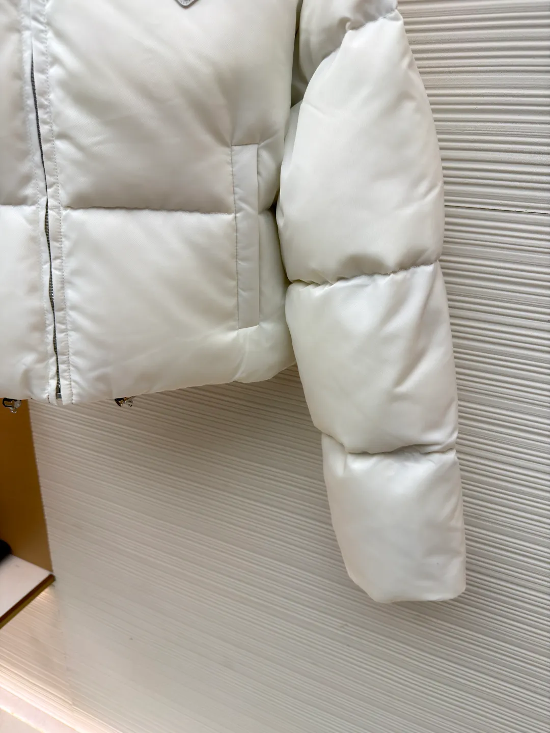 Prada High Waist Stand Collar Down Jacket [Women's Clothing] ●Original version: Purchased and developed by 8302 ●Item number: 1681029-D50 ●Fabric: Cashmere fabric ●Technology: Precision double-needle quilting ●Version: Fitted version ●Weight: about 710 grams ●Size: 36-38-40 ●Description: The brand's iconic regenerated nylon fabric is selected, which has the same performance as traditional nylon and has high strength, tear resistance, wear resistance and other characteristics. It is lightweight and waterproof, suitable for various scenarios. Anti-wrinkle, quick-drying and easy to maintain on a daily basis. The lining is made of 100% polyamide. Polyamide fiber is known for its extremely high strength and excellent skin-friendly feel. It feels silky smooth and avoids the friction and discomfort that may occur when wearing heavy underwear. It works together with the outer layer of nylon to create a breathable, temperature-locking, and extremely comfortable microclimate environment, allowing warmth and care to be online at all times without feeling stuffy or restrictive. It uses 90 white duck down with a weight of 280g to ensure excellent thermal insulation performance. After strict screening and treatment, the down is not easy to drill down, ensuring durability and warmth. The core is to use advanced down filling technology to evenly fill each independent vertical lining square with precious 90% high-quality white duck down. This process effectively prevents the accumulation or sinking of velvet during wearing, ensuring all-round warmth from the front, back, left, and right without any dead ends. At the same time, the silhouette of the garment is always full and crisp, avoiding bloat. All stitches adopt the precision double-needle quilting process that is highly recommended in the industry. The stitches are fine and even, like rigorous defense lines. It is not only strong and beautiful, but also greatly eliminates the trouble of velvet coming out of the stitches, ensuring the product's long-lasting warmth retention performance. The overall wiring is straight and delicate, the fabric is comfortable and soft, and the color is consistent without color difference. It can be matched with the same style to create a fashionable look and control various occasions. Customized accessories, complete with three standards, same style for men and women!
