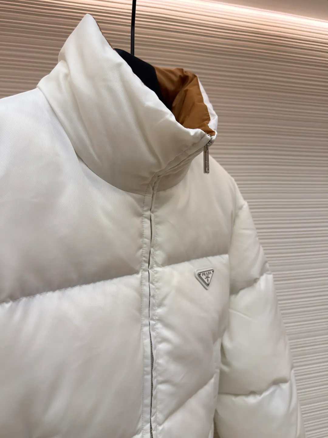 Prada High Waist Stand Collar Down Jacket [Women's Clothing] ●Original version: Purchased and developed by 8302 ●Item number: 1681029-D50 ●Fabric: Cashmere fabric ●Technology: Precision double-needle quilting ●Version: Fitted version ●Weight: about 710 grams ●Size: 36-38-40 ●Description: The brand's iconic regenerated nylon fabric is selected, which has the same performance as traditional nylon and has high strength, tear resistance, wear resistance and other characteristics. It is lightweight and waterproof, suitable for various scenarios. Anti-wrinkle, quick-drying and easy to maintain on a daily basis. The lining is made of 100% polyamide. Polyamide fiber is known for its extremely high strength and excellent skin-friendly feel. It feels silky smooth and avoids the friction and discomfort that may occur when wearing heavy underwear. It works together with the outer layer of nylon to create a breathable, temperature-locking, and extremely comfortable microclimate environment, allowing warmth and care to be online at all times without feeling stuffy or restrictive. It uses 90 white duck down with a weight of 280g to ensure excellent thermal insulation performance. After strict screening and treatment, the down is not easy to drill down, ensuring durability and warmth. The core is to use advanced down filling technology to evenly fill each independent vertical lining square with precious 90% high-quality white duck down. This process effectively prevents the accumulation or sinking of velvet during wearing, ensuring all-round warmth from the front, back, left, and right without any dead ends. At the same time, the silhouette of the garment is always full and crisp, avoiding bloat. All stitches adopt the precision double-needle quilting process that is highly recommended in the industry. The stitches are fine and even, like rigorous defense lines. It is not only strong and beautiful, but also greatly eliminates the trouble of velvet coming out of the stitches, ensuring the product's long-lasting warmth retention performance. The overall wiring is straight and delicate, the fabric is comfortable and soft, and the color is consistent without color difference. It can be matched with the same style to create a fashionable look and control various occasions. Customized accessories, complete with three standards, same style for men and women!