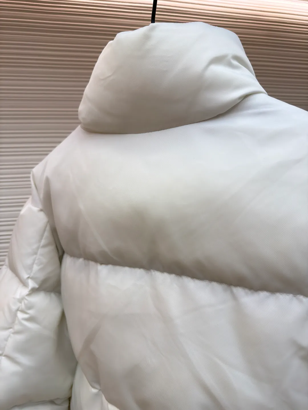 Prada High Waist Stand Collar Down Jacket [Women's Clothing] ●Original version: Purchased and developed by 8302 ●Item number: 1681029-D50 ●Fabric: Cashmere fabric ●Technology: Precision double-needle quilting ●Version: Fitted version ●Weight: about 710 grams ●Size: 36-38-40 ●Description: The brand's iconic regenerated nylon fabric is selected, which has the same performance as traditional nylon and has high strength, tear resistance, wear resistance and other characteristics. It is lightweight and waterproof, suitable for various scenarios. Anti-wrinkle, quick-drying and easy to maintain on a daily basis. The lining is made of 100% polyamide. Polyamide fiber is known for its extremely high strength and excellent skin-friendly feel. It feels silky smooth and avoids the friction and discomfort that may occur when wearing heavy underwear. It works together with the outer layer of nylon to create a breathable, temperature-locking, and extremely comfortable microclimate environment, allowing warmth and care to be online at all times without feeling stuffy or restrictive. It uses 90 white duck down with a weight of 280g to ensure excellent thermal insulation performance. After strict screening and treatment, the down is not easy to drill down, ensuring durability and warmth. The core is to use advanced down filling technology to evenly fill each independent vertical lining square with precious 90% high-quality white duck down. This process effectively prevents the accumulation or sinking of velvet during wearing, ensuring all-round warmth from the front, back, left, and right without any dead ends. At the same time, the silhouette of the garment is always full and crisp, avoiding bloat. All stitches adopt the precision double-needle quilting process that is highly recommended in the industry. The stitches are fine and even, like rigorous defense lines. It is not only strong and beautiful, but also greatly eliminates the trouble of velvet coming out of the stitches, ensuring the product's long-lasting warmth retention performance. The overall wiring is straight and delicate, the fabric is comfortable and soft, and the color is consistent without color difference. It can be matched with the same style to create a fashionable look and control various occasions. Customized accessories, complete with three standards, same style for men and women!