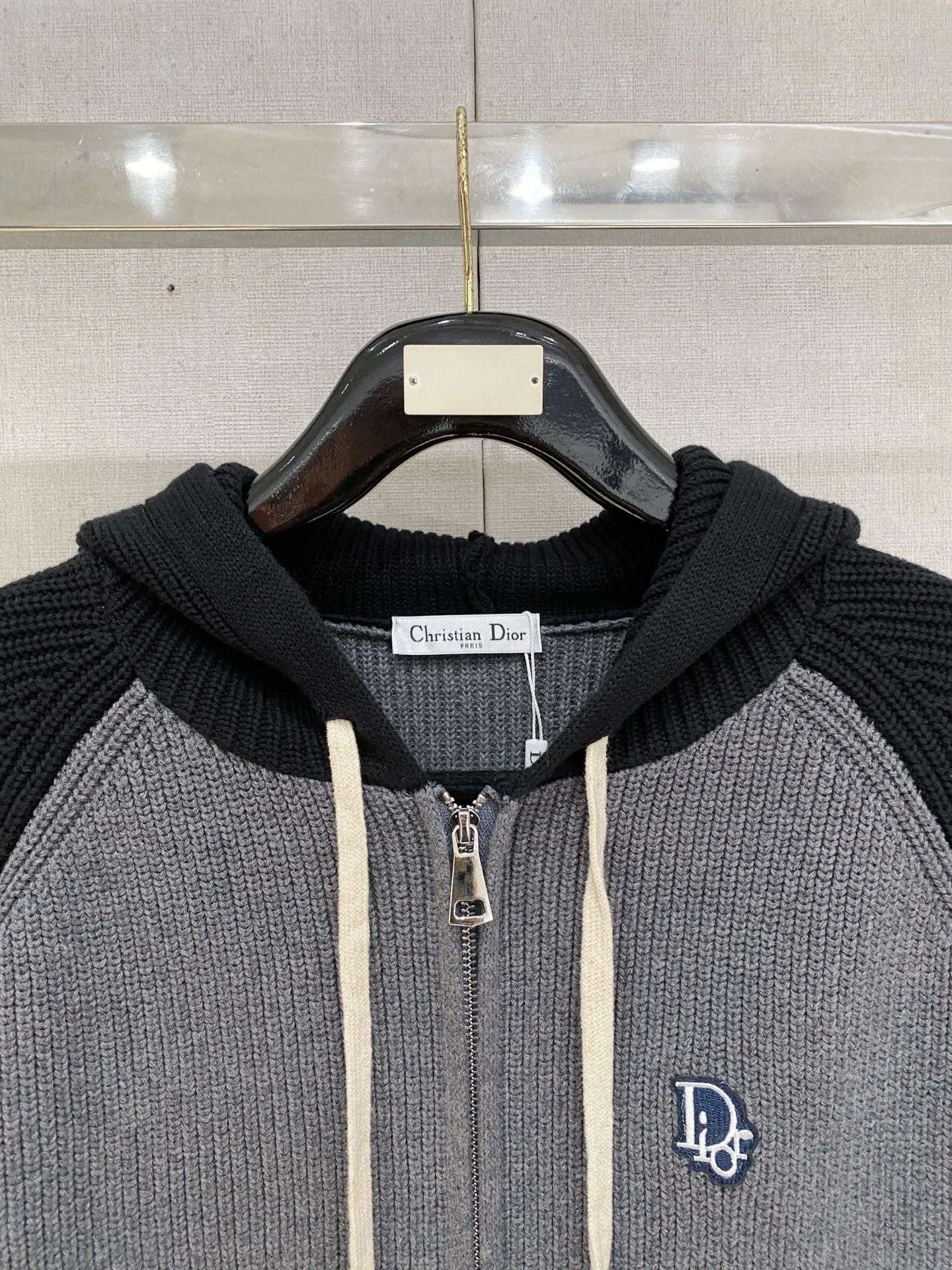 🅿️540 【DIOR】Autumn and winter classic cardigan sweater, in full condition! ! ! Wool blended fabric, the latest model in 2025, golden ratio! ! Slim-fitting soft gold, versatile and practical item, the combination and practicality are extremely powerful, simple and elegant, and classy! To create your own style, it is highly recommended to buy it in two colors. The standard slim fit tailoring process is suitable for both young and old men. It is knitted from wool and will not cause any discomfort! While keeping warm, it is stylish, textured and wearable, and the classic logo with contrasting colors on the chest feels in place! ! Recommended for regular customers! ! Size M-3XL (maximum wear: 190 pounds)