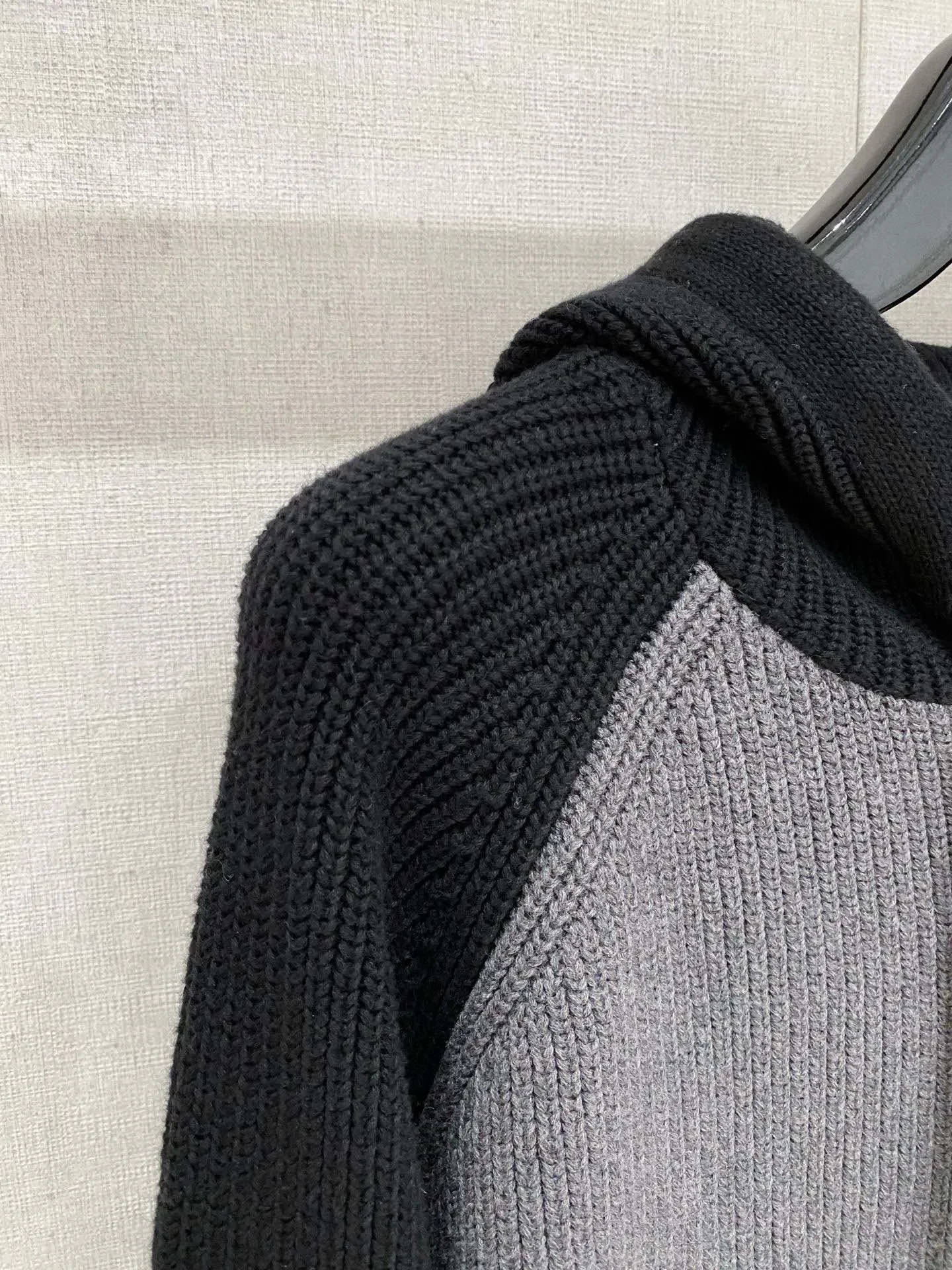 🅿️540 【DIOR】Autumn and winter classic cardigan sweater, in full condition! ! ! Wool blended fabric, the latest model in 2025, golden ratio! ! Slim-fitting soft gold, versatile and practical item, the combination and practicality are extremely powerful, simple and elegant, and classy! To create your own style, it is highly recommended to buy it in two colors. The standard slim fit tailoring process is suitable for both young and old men. It is knitted from wool and will not cause any discomfort! While keeping warm, it is stylish, textured and wearable, and the classic logo with contrasting colors on the chest feels in place! ! Recommended for regular customers! ! Size M-3XL (maximum wear: 190 pounds)