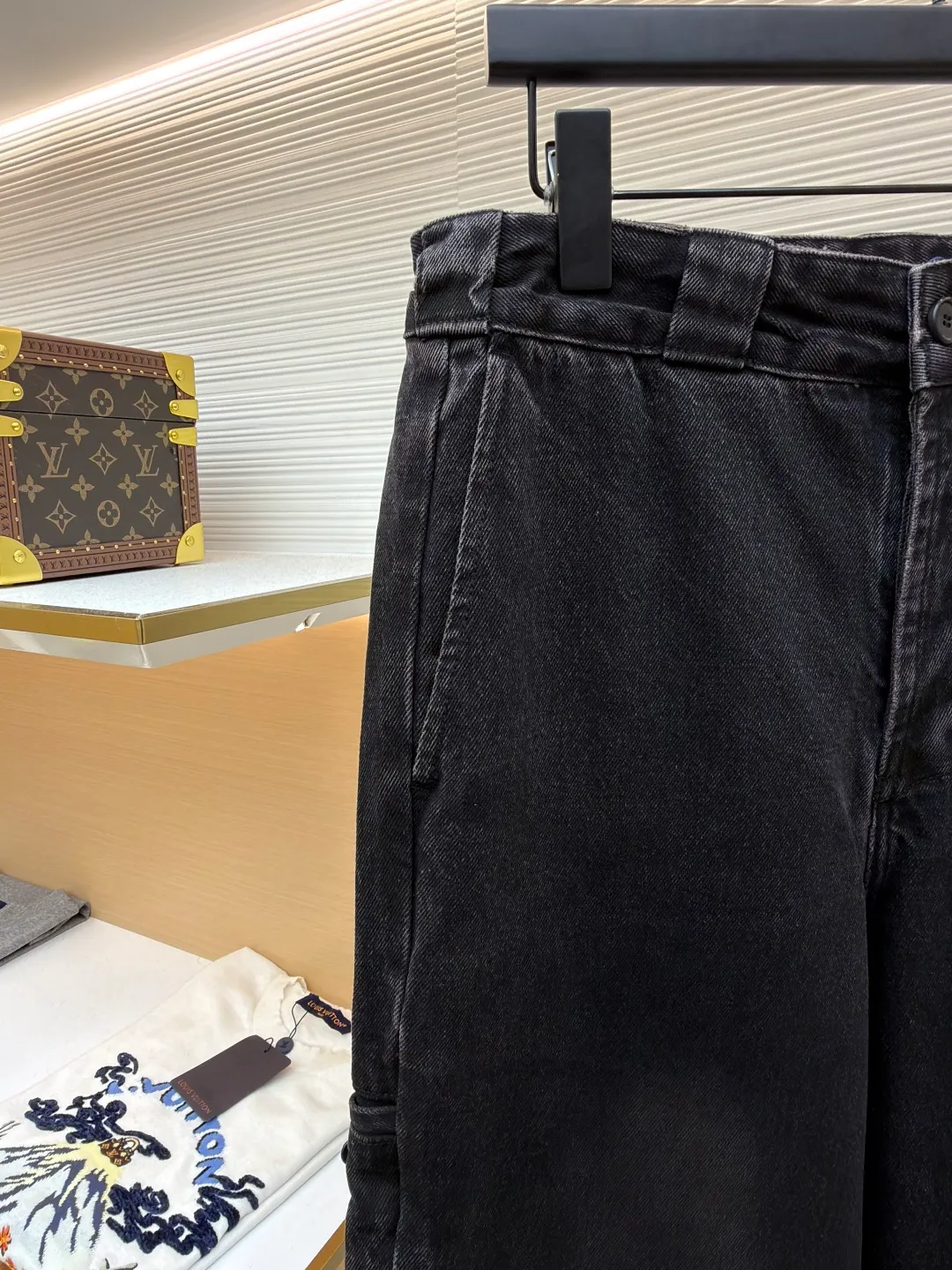Prada triangle label denim jeans ●Original version: Purchased and developed for 15700 ●Item number: 1681499-B45 ●Material: Denim denim ●Technology: Washed production ●Color: black ●Version: Fitted version ●Weight: about 895 grams ●Size: 44-46-48-50 ●Description: Customized elegant black densely woven denim, as moist as cotton, comfortable and close to the skin, iconic enameled triangle metal logo embellishment The retro gradient color of the wash is used as a sublimation, adding a touch of retro charm. The simple design contains extraordinary taste. Every frame is full of high-end, showing Prada's consistent sophistication and elegance. Interpreting the true meaning of low-key luxury, the imported special machine is used to position the "Prada triangle mark" with infrared rays. The position is more precise. It is firm and solid. The washing process uses five complex processes. Stone grinding and light fermentation. Multiple horses. Manual sanding. Assute dyeing. Then re-dyed and re-polished. What makes the color of this pair of pants special and high-end is black but not black, gray but not gray, brown but not brown. It is tedious and delicate. Every step embodies the efforts and wisdom of the craftsmen. A new high-speed and stable CNC pattern machine is used to measure the bone markers. Through precise digital control and high-speed and stable operation mechanism, it ensures that each bone marker presents a perfect three-dimensional effect and exquisite appearance. The unconventional ears of the pants are all made by manual positioning, which is time-consuming and labor-intensive. The overall wiring is straight and delicate, the fabric is comfortable and soft, and the color is consistent without color difference. It can be matched with the same style to create a fashionable look and control various occasions. Customized accessories, complete with three standards, same style for men and women!