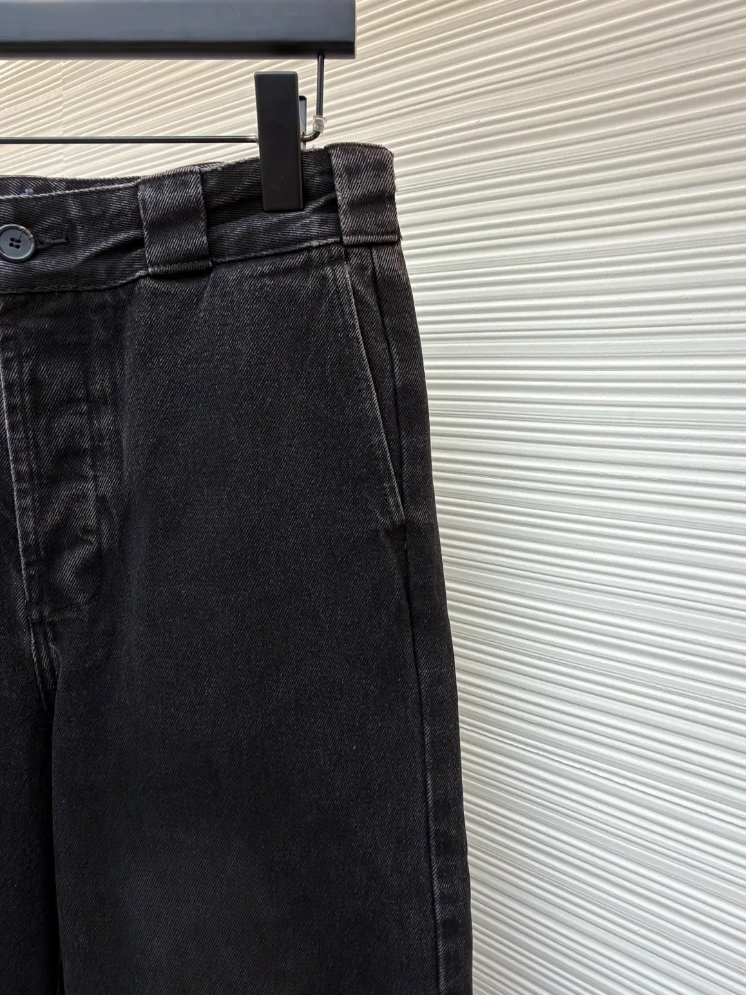 Prada triangle label denim jeans ●Original version: Purchased and developed for 15700 ●Item number: 1681499-B45 ●Material: Denim denim ●Technology: Washed production ●Color: black ●Version: Fitted version ●Weight: about 895 grams ●Size: 44-46-48-50 ●Description: Customized elegant black densely woven denim, as moist as cotton, comfortable and close to the skin, iconic enameled triangle metal logo embellishment The retro gradient color of the wash is used as a sublimation, adding a touch of retro charm. The simple design contains extraordinary taste. Every frame is full of high-end, showing Prada's consistent sophistication and elegance. Interpreting the true meaning of low-key luxury, the imported special machine is used to position the "Prada triangle mark" with infrared rays. The position is more precise. It is firm and solid. The washing process uses five complex processes. Stone grinding and light fermentation. Multiple horses. Manual sanding. Assute dyeing. Then re-dyed and re-polished. What makes the color of this pair of pants special and high-end is black but not black, gray but not gray, brown but not brown. It is tedious and delicate. Every step embodies the efforts and wisdom of the craftsmen. A new high-speed and stable CNC pattern machine is used to measure the bone markers. Through precise digital control and high-speed and stable operation mechanism, it ensures that each bone marker presents a perfect three-dimensional effect and exquisite appearance. The unconventional ears of the pants are all made by manual positioning, which is time-consuming and labor-intensive. The overall wiring is straight and delicate, the fabric is comfortable and soft, and the color is consistent without color difference. It can be matched with the same style to create a fashionable look and control various occasions. Customized accessories, complete with three standards, same style for men and women!