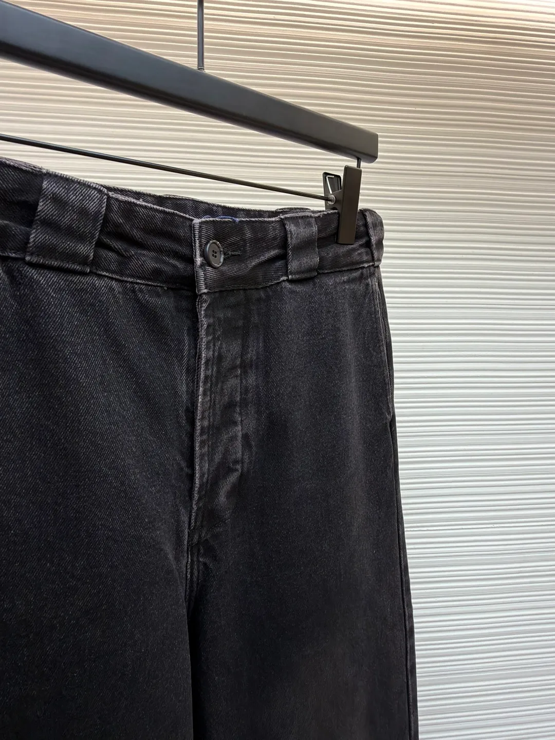 Prada triangle label denim jeans ●Original version: Purchased and developed for 15700 ●Item number: 1681499-B45 ●Material: Denim denim ●Technology: Washed production ●Color: black ●Version: Fitted version ●Weight: about 895 grams ●Size: 44-46-48-50 ●Description: Customized elegant black densely woven denim, as moist as cotton, comfortable and close to the skin, iconic enameled triangle metal logo embellishment The retro gradient color of the wash is used as a sublimation, adding a touch of retro charm. The simple design contains extraordinary taste. Every frame is full of high-end, showing Prada's consistent sophistication and elegance. Interpreting the true meaning of low-key luxury, the imported special machine is used to position the "Prada triangle mark" with infrared rays. The position is more precise. It is firm and solid. The washing process uses five complex processes. Stone grinding and light fermentation. Multiple horses. Manual sanding. Assute dyeing. Then re-dyed and re-polished. What makes the color of this pair of pants special and high-end is black but not black, gray but not gray, brown but not brown. It is tedious and delicate. Every step embodies the efforts and wisdom of the craftsmen. A new high-speed and stable CNC pattern machine is used to measure the bone markers. Through precise digital control and high-speed and stable operation mechanism, it ensures that each bone marker presents a perfect three-dimensional effect and exquisite appearance. The unconventional ears of the pants are all made by manual positioning, which is time-consuming and labor-intensive. The overall wiring is straight and delicate, the fabric is comfortable and soft, and the color is consistent without color difference. It can be matched with the same style to create a fashionable look and control various occasions. Customized accessories, complete with three standards, same style for men and women!