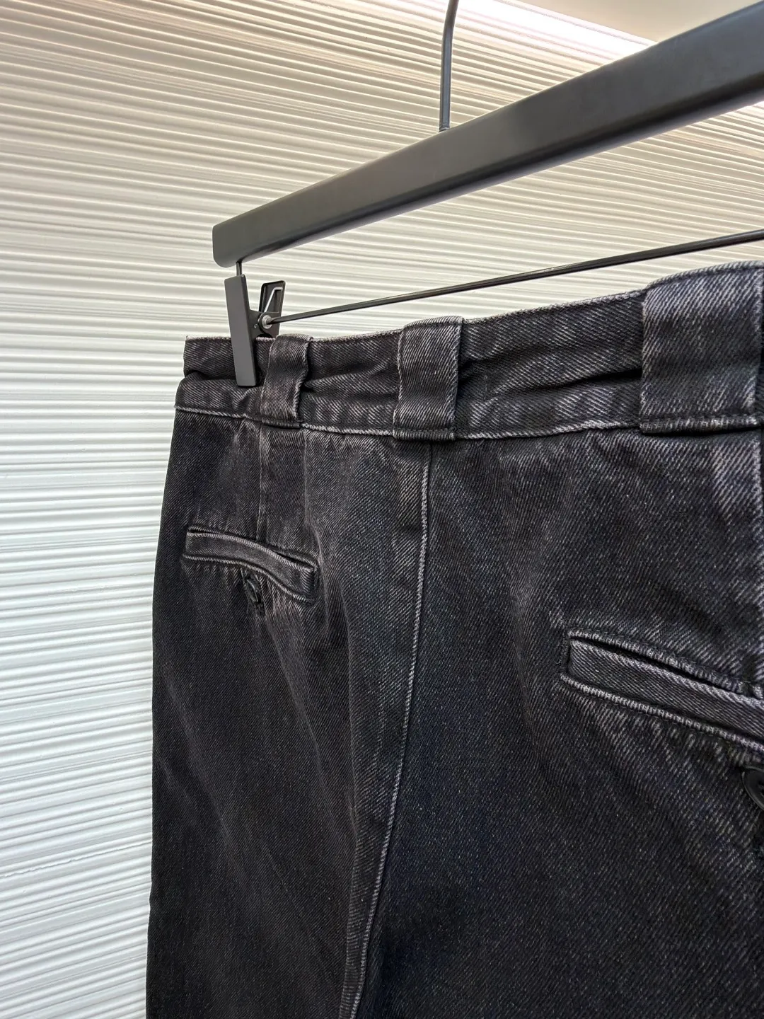 Prada triangle label denim jeans ●Original version: Purchased and developed for 15700 ●Item number: 1681499-B45 ●Material: Denim denim ●Technology: Washed production ●Color: black ●Version: Fitted version ●Weight: about 895 grams ●Size: 44-46-48-50 ●Description: Customized elegant black densely woven denim, as moist as cotton, comfortable and close to the skin, iconic enameled triangle metal logo embellishment The retro gradient color of the wash is used as a sublimation, adding a touch of retro charm. The simple design contains extraordinary taste. Every frame is full of high-end, showing Prada's consistent sophistication and elegance. Interpreting the true meaning of low-key luxury, the imported special machine is used to position the "Prada triangle mark" with infrared rays. The position is more precise. It is firm and solid. The washing process uses five complex processes. Stone grinding and light fermentation. Multiple horses. Manual sanding. Assute dyeing. Then re-dyed and re-polished. What makes the color of this pair of pants special and high-end is black but not black, gray but not gray, brown but not brown. It is tedious and delicate. Every step embodies the efforts and wisdom of the craftsmen. A new high-speed and stable CNC pattern machine is used to measure the bone markers. Through precise digital control and high-speed and stable operation mechanism, it ensures that each bone marker presents a perfect three-dimensional effect and exquisite appearance. The unconventional ears of the pants are all made by manual positioning, which is time-consuming and labor-intensive. The overall wiring is straight and delicate, the fabric is comfortable and soft, and the color is consistent without color difference. It can be matched with the same style to create a fashionable look and control various occasions. Customized accessories, complete with three standards, same style for men and women!
