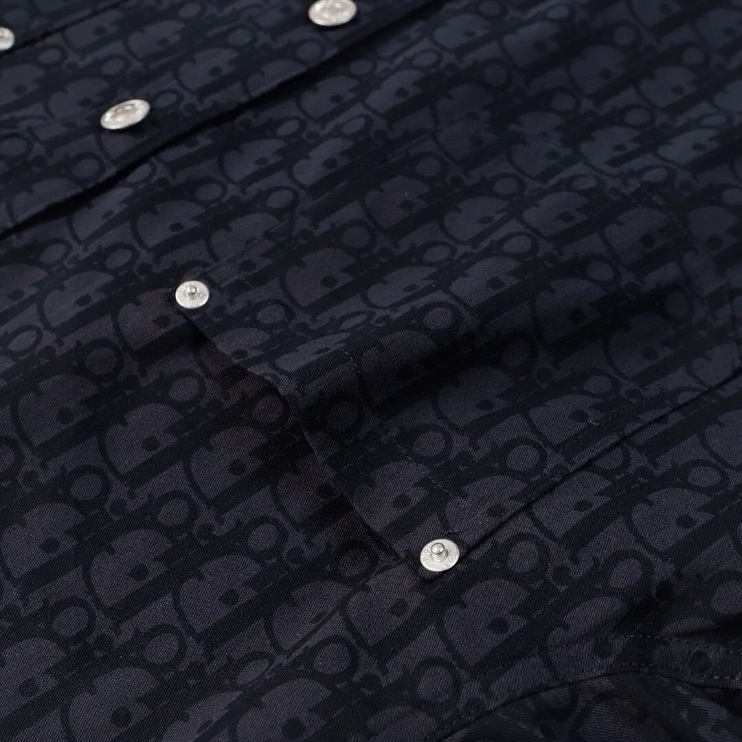 🅿️260 New: Style number: B118 DIOR/Dior’s new classic all-over logo printed casual printed shirt jacket for men and women 1⃣️The fabric adopts imported printing machine batch all-over printing technology, perfect control, different from other versions in the market, very high-quality fabric! Precise and high-quality craftsmanship allows the logo and fabric to be integrated into one! 2⃣️After washing, the upper body is soft and comfortable, extremely delicate, and feels solid, smooth and soft. The fabric has the characteristics of being wrinkle-free and has an invincible feel. The details are perfectly handled! 3⃣️The workmanship details are perfectly controlled, all are hemmed with vest technology, and the inside of the sleeves are also used. Different from the four-needle and five-thread workmanship, the collar is also designed with interlining, which shows high-end fashion and personality. The style is fashionable, simple and elegant, and it is a very versatile jacket! 4⃣️Hang tag accessories are all customized with the original version! Same style for men and women Color: washed blue Size: S, M, L, XL