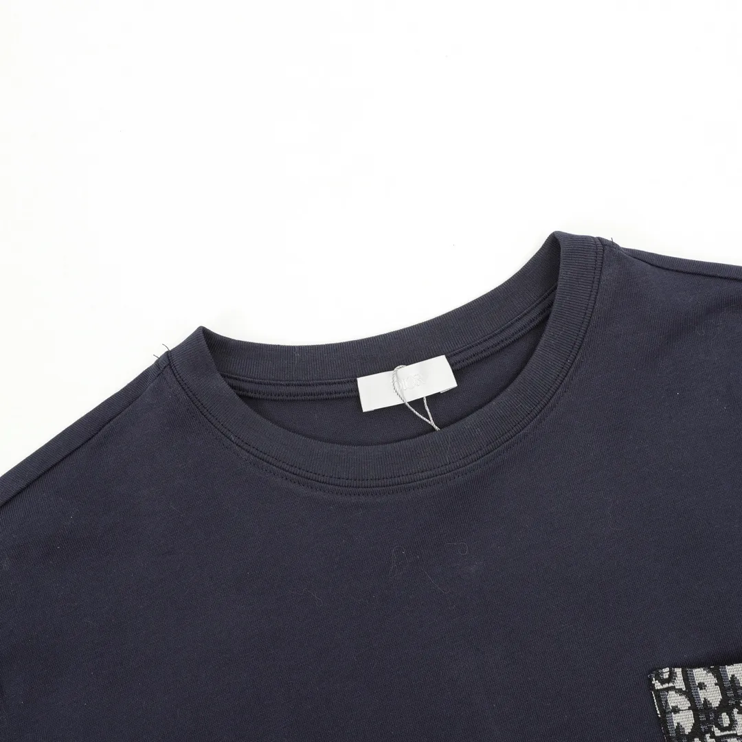 🅿️230 DIOR/Dior Pocket Decorative Splicing Short Sleeve T-shirt. The simple yet refined OS short T.Oblique splicing design creates a modern trendy look. Knitted cotton fabric is made using advanced knitting micro-density equipment to ensure that the product’s cutting shape and features are both trendy and fashionable. The spliced design of the thick cotton Oblique pocket and the printed logo strap on the back have a unique retro soft feel, full of street style and more retro flavor, reflecting the perfect design brought by the brand's fashion. Same style for men and women. size：S-L