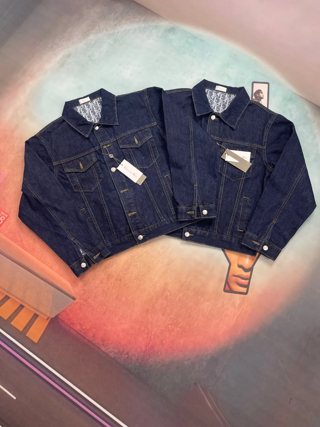 🅿️350 🔘Model No.-DR201 🔘Dior𝐃𝐨𝐢𝐫 Classic CD all-over presbyopic denim jacket* This jacket is so beautiful in person, full of details! Made of vulcanized denim fabric, the thickness is moderate and the texture is great. The front is a high-end blue, and the inside is the iconic presbyopia pattern. The all-over logo is printed with a reverse bottom effect, which is simple and stylish. The special thing is that the Oblique print can be revealed by rolling up the sleeves, which is low-key and hidden in ingenuity. It perfectly combines Dior's classic elements with the casual style of denim. Whether you are a fashionista or a daily wear enthusiast, you can easily control it. It is an indispensable fashion item in your wardrobe. The matching suggestions are as follows: Elegant urban style: wear a white silk shirt underneath, a pair of black straight trousers, a pair of black Dior high heels, and a classic handbag of the same brand. The overall look is elegant and suitable for commuting or business occasions. Trendy street style: Wear a black printed T-shirt underneath, a pair of ripped jeans, a pair of high-top sneakers, such as Converse's classic models, a black baseball cap and a pair of sunglasses to instantly transform into a street trendy person. Casual fashion style: Wear a simple white cotton T-shirt underneath, a pair of khaki casual shorts, a pair of white sneakers, and this Dior denim jacket. Wear it for weekend shopping or gatherings with friends. It is comfortable and fashionable.  Size: M L XL (48.50.52) Color: Blue