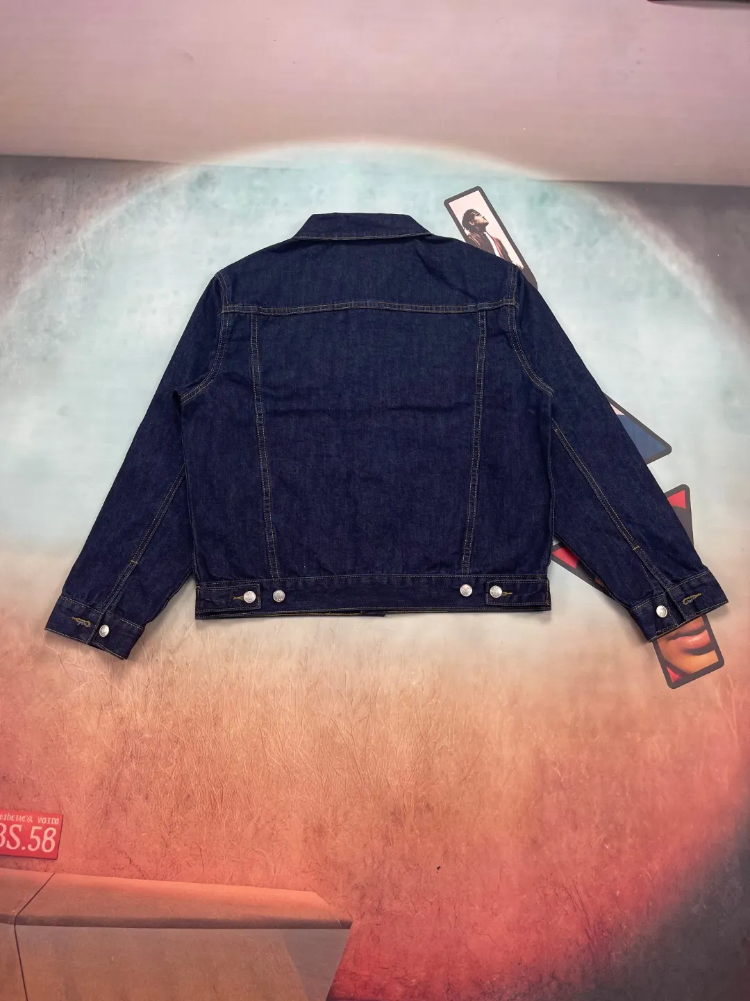 🅿️350 🔘Model No.-DR201 🔘Dior𝐃𝐨𝐢𝐫 Classic CD all-over presbyopic denim jacket* This jacket is so beautiful in person, full of details! Made of vulcanized denim fabric, the thickness is moderate and the texture is great. The front is a high-end blue, and the inside is the iconic presbyopia pattern. The all-over logo is printed with a reverse bottom effect, which is simple and stylish. The special thing is that the Oblique print can be revealed by rolling up the sleeves, which is low-key and hidden in ingenuity. It perfectly combines Dior's classic elements with the casual style of denim. Whether you are a fashionista or a daily wear enthusiast, you can easily control it. It is an indispensable fashion item in your wardrobe. The matching suggestions are as follows: Elegant urban style: wear a white silk shirt underneath, a pair of black straight trousers, a pair of black Dior high heels, and a classic handbag of the same brand. The overall look is elegant and suitable for commuting or business occasions. Trendy street style: Wear a black printed T-shirt underneath, a pair of ripped jeans, a pair of high-top sneakers, such as Converse's classic models, a black baseball cap and a pair of sunglasses to instantly transform into a street trendy person. Casual fashion style: Wear a simple white cotton T-shirt underneath, a pair of khaki casual shorts, a pair of white sneakers, and this Dior denim jacket. Wear it for weekend shopping or gatherings with friends. It is comfortable and fashionable.  Size: M L XL (48.50.52) Color: Blue