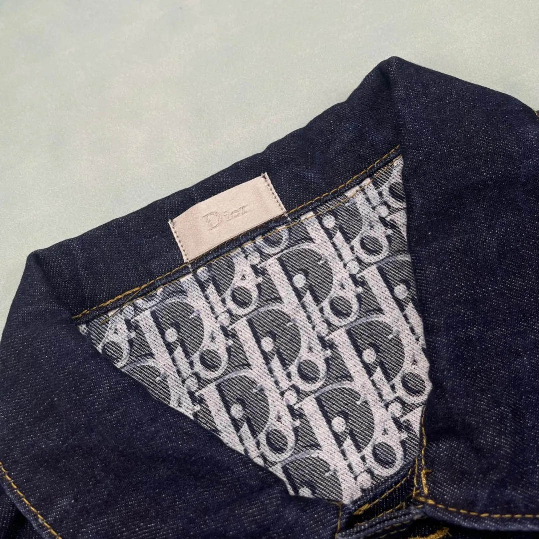 🅿️350 🔘Model No.-DR201 🔘Dior𝐃𝐨𝐢𝐫 Classic CD all-over presbyopic denim jacket* This jacket is so beautiful in person, full of details! Made of vulcanized denim fabric, the thickness is moderate and the texture is great. The front is a high-end blue, and the inside is the iconic presbyopia pattern. The all-over logo is printed with a reverse bottom effect, which is simple and stylish. The special thing is that the Oblique print can be revealed by rolling up the sleeves, which is low-key and hidden in ingenuity. It perfectly combines Dior's classic elements with the casual style of denim. Whether you are a fashionista or a daily wear enthusiast, you can easily control it. It is an indispensable fashion item in your wardrobe. The matching suggestions are as follows: Elegant urban style: wear a white silk shirt underneath, a pair of black straight trousers, a pair of black Dior high heels, and a classic handbag of the same brand. The overall look is elegant and suitable for commuting or business occasions. Trendy street style: Wear a black printed T-shirt underneath, a pair of ripped jeans, a pair of high-top sneakers, such as Converse's classic models, a black baseball cap and a pair of sunglasses to instantly transform into a street trendy person. Casual fashion style: Wear a simple white cotton T-shirt underneath, a pair of khaki casual shorts, a pair of white sneakers, and this Dior denim jacket. Wear it for weekend shopping or gatherings with friends. It is comfortable and fashionable.  Size: M L XL (48.50.52) Color: Blue