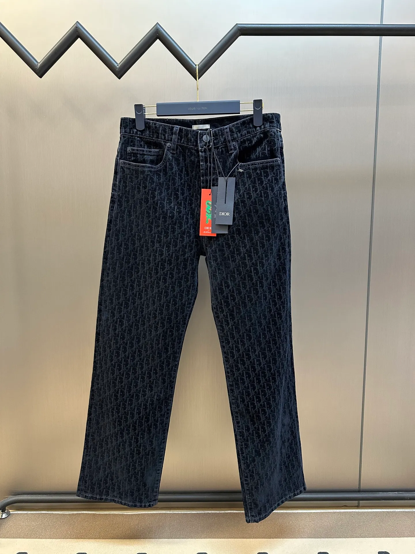 🅿️640 Dior x KAWS joint jeans 2025 Year of the Snake limited edition, this classic jeans comes from the DIOR AND KAWS series, showing Oblique print. Crafted from blue cotton-blend denim, it features DIOR AND KAWS embroidery on the back, reinterpreting the Dior logo as a colorful snake. Pair it with the flocked Oblique print for a bold addition to casual looks.  size: 29.30.32.34.36