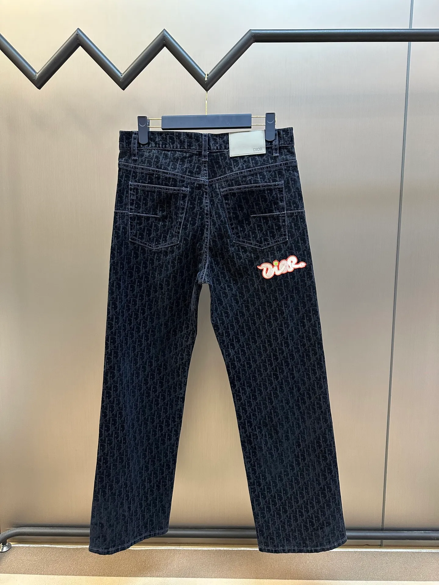 🅿️640 Dior x KAWS joint jeans 2025 Year of the Snake limited edition, this classic jeans comes from the DIOR AND KAWS series, showing Oblique print. Crafted from blue cotton-blend denim, it features DIOR AND KAWS embroidery on the back, reinterpreting the Dior logo as a colorful snake. Pair it with the flocked Oblique print for a bold addition to casual looks.  size: 29.30.32.34.36