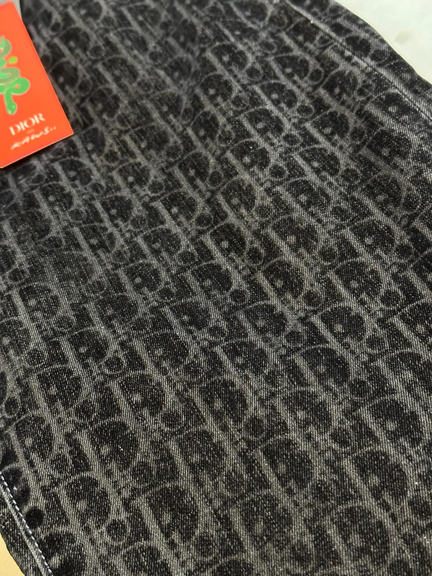 🅿️640 Dior x KAWS joint jeans 2025 Year of the Snake limited edition, this classic jeans comes from the DIOR AND KAWS series, showing Oblique print. Crafted from blue cotton-blend denim, it features DIOR AND KAWS embroidery on the back, reinterpreting the Dior logo as a colorful snake. Pair it with the flocked Oblique print for a bold addition to casual looks.  size: 29.30.32.34.36
