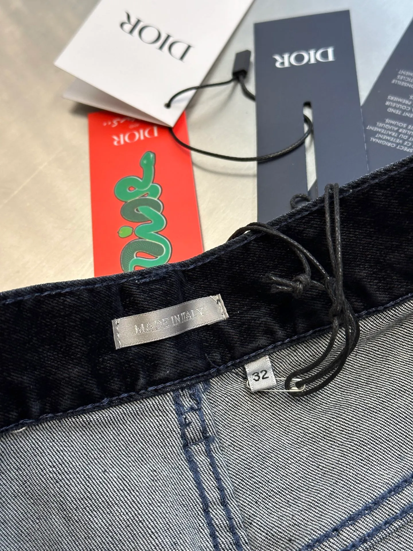 🅿️640 Dior x KAWS joint jeans 2025 Year of the Snake limited edition, this classic jeans comes from the DIOR AND KAWS series, showing Oblique print. Crafted from blue cotton-blend denim, it features DIOR AND KAWS embroidery on the back, reinterpreting the Dior logo as a colorful snake. Pair it with the flocked Oblique print for a bold addition to casual looks.  size: 29.30.32.34.36